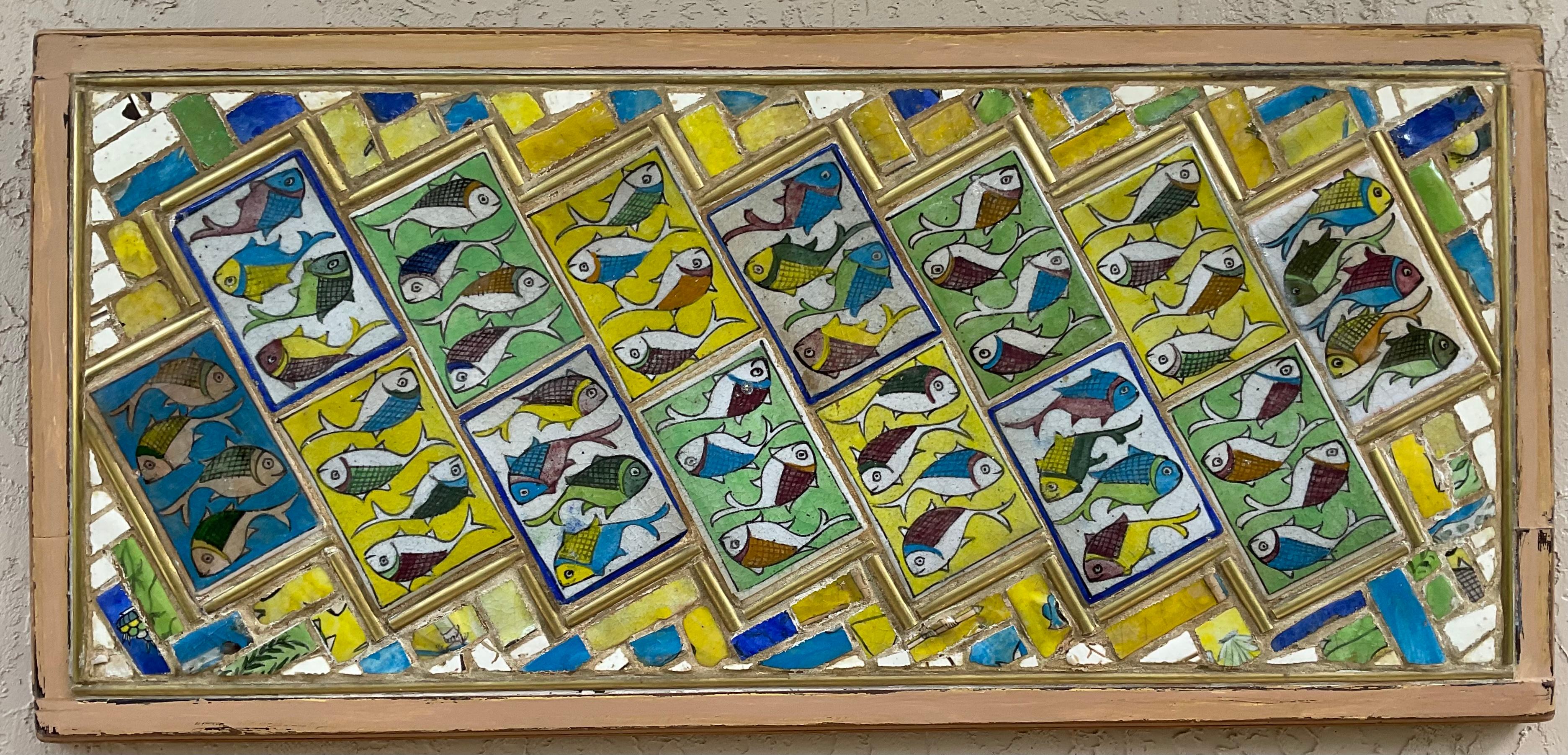 Une tenture murale en bois unique en son genre, artistiquement incrustée de magnifiques carreaux de céramique perse vintage peints à la main en forme de poisson, entourée d'une mosaïque composée de laiton, de fragments de céramique chinoise du 19e