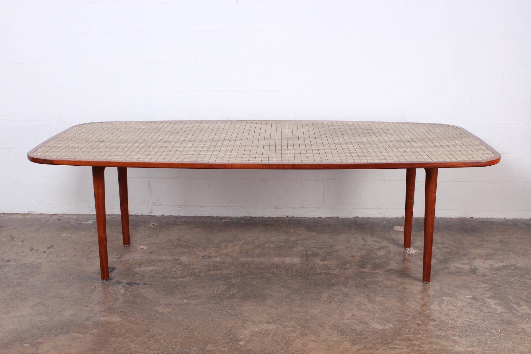 Une grande table de salle à manger en noyer avec un plateau en céramique de Gordon et Jane Martz pour Marshall Studios.