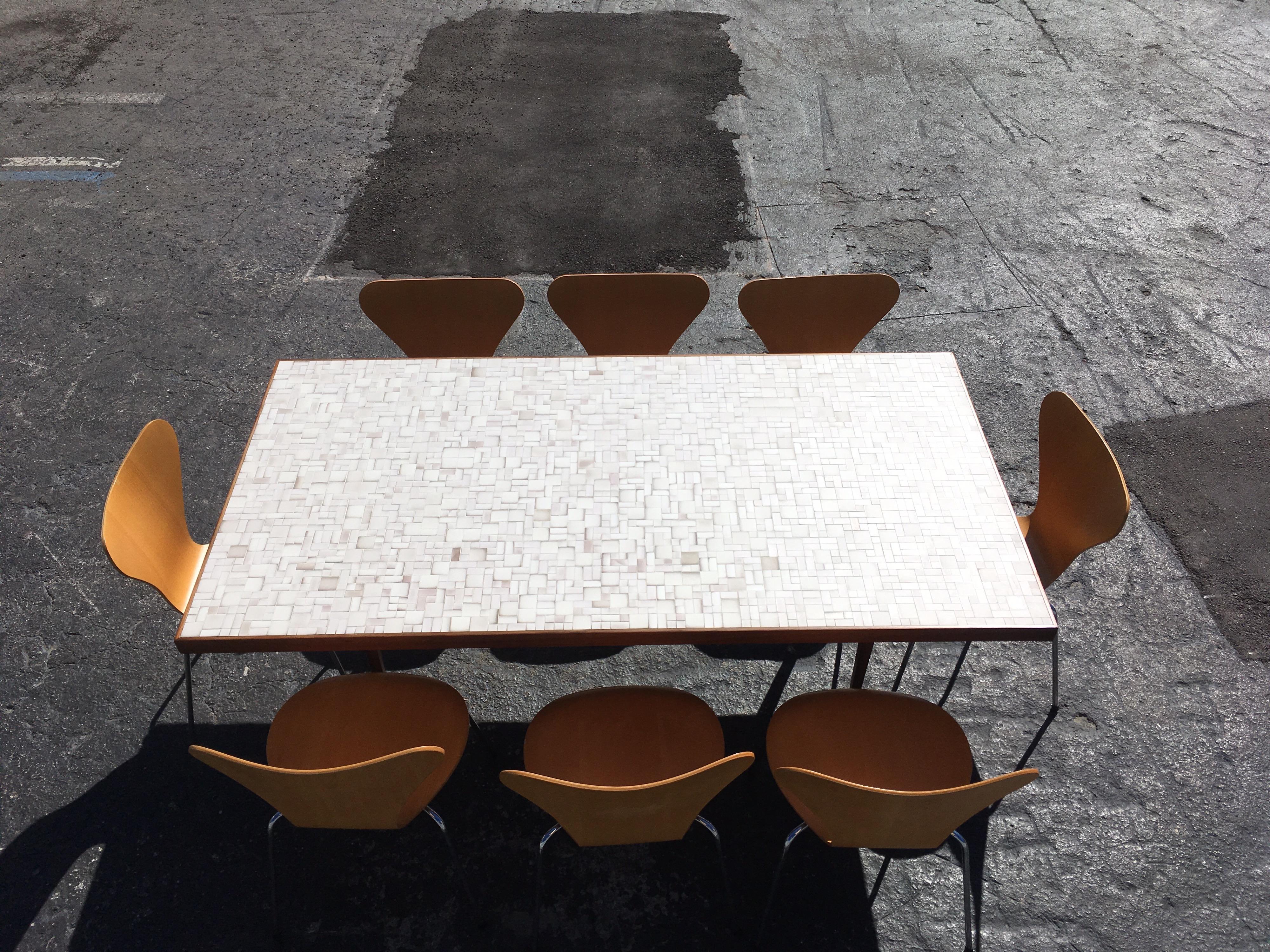 Table de salle à manger ou bureau à plateau en carreaux dans le style de Gordon Jane Martz:: noyer:: mosaïque 13