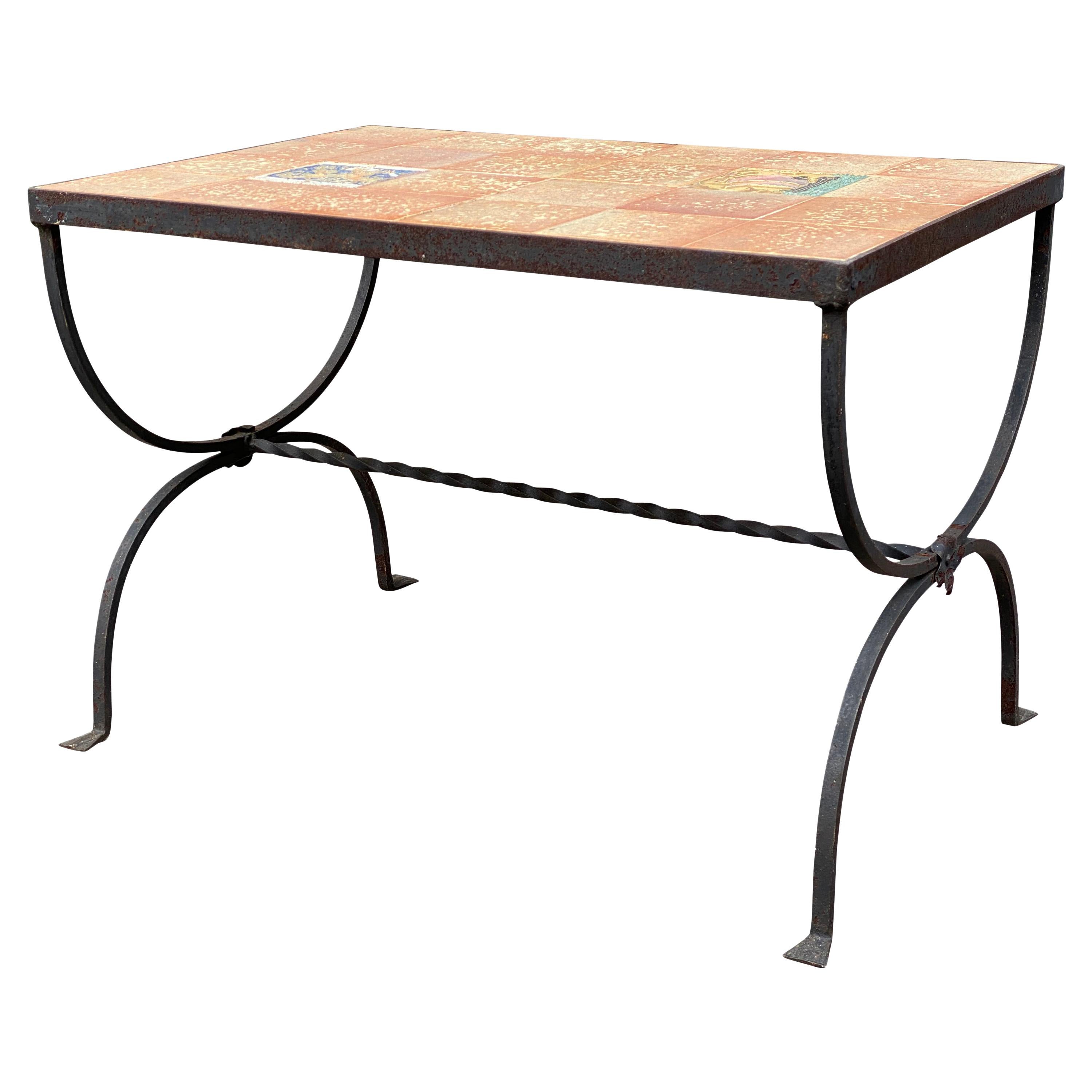 Table en fer forgé avec plateau en carreaux