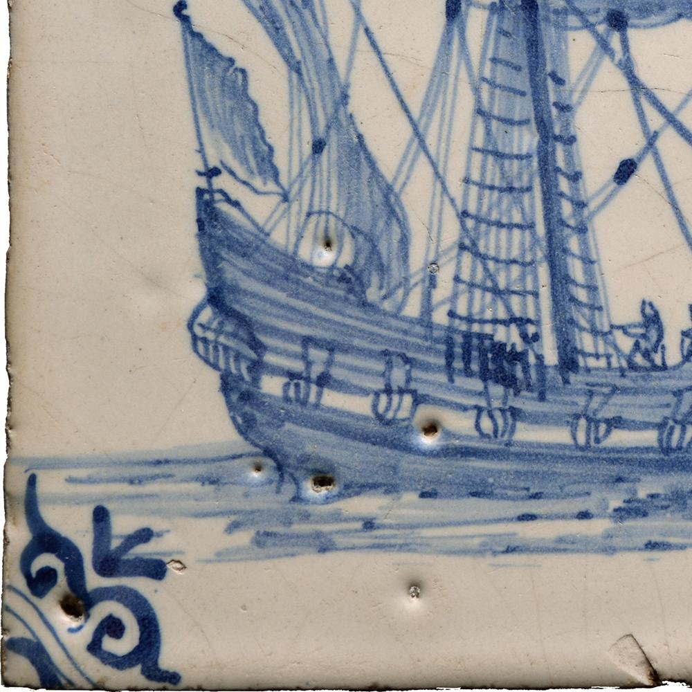 Blaue und weiße Kacheln mit einem niederländischen Handelsschiff (Niederländisch) im Angebot