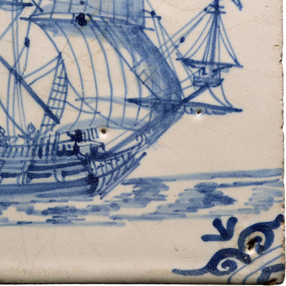 Blaue und weiße Kacheln mit einem niederländischen Handelsschiff (Sonstiges) im Angebot