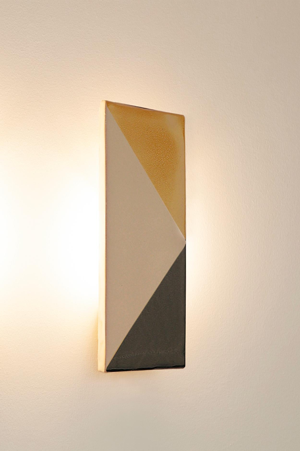 XXIe siècle et contemporain Applique décorative en céramique jaune et grise de Violaine d'Harcourt en vente