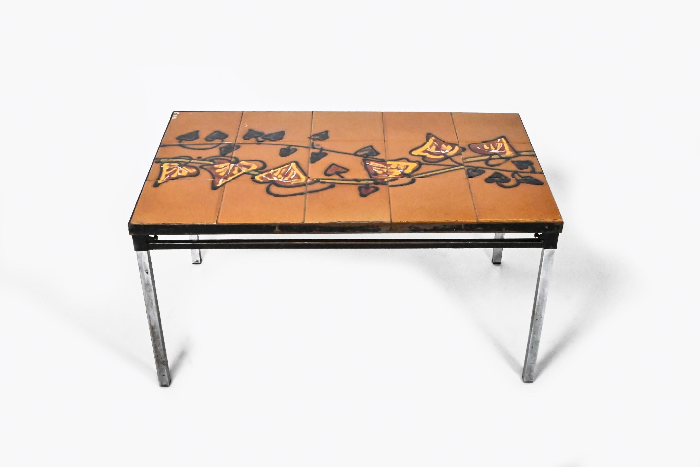Une table basse en faïence du milieu du siècle par ADRI Belgique est mise en vente. Il s'agit d'une pièce emblématique bien connue de la production belge de design des années 1960.