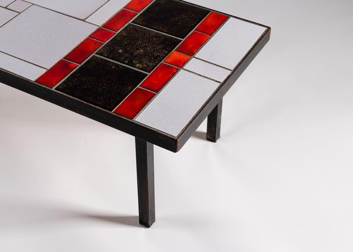 Mid-Century Modern Table basse carrelée:: plateau en céramique émaillée:: base en métal:: France:: années 1960 en vente