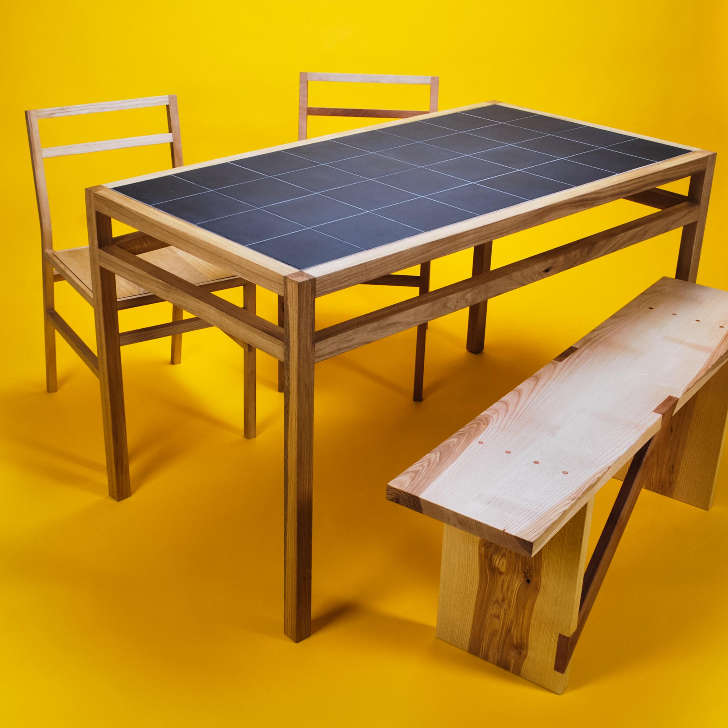 Organique Table de salle à manger en Oak massif avec carreaux de porcelaine noire française, faite à la main au Royaume-Uni en vente