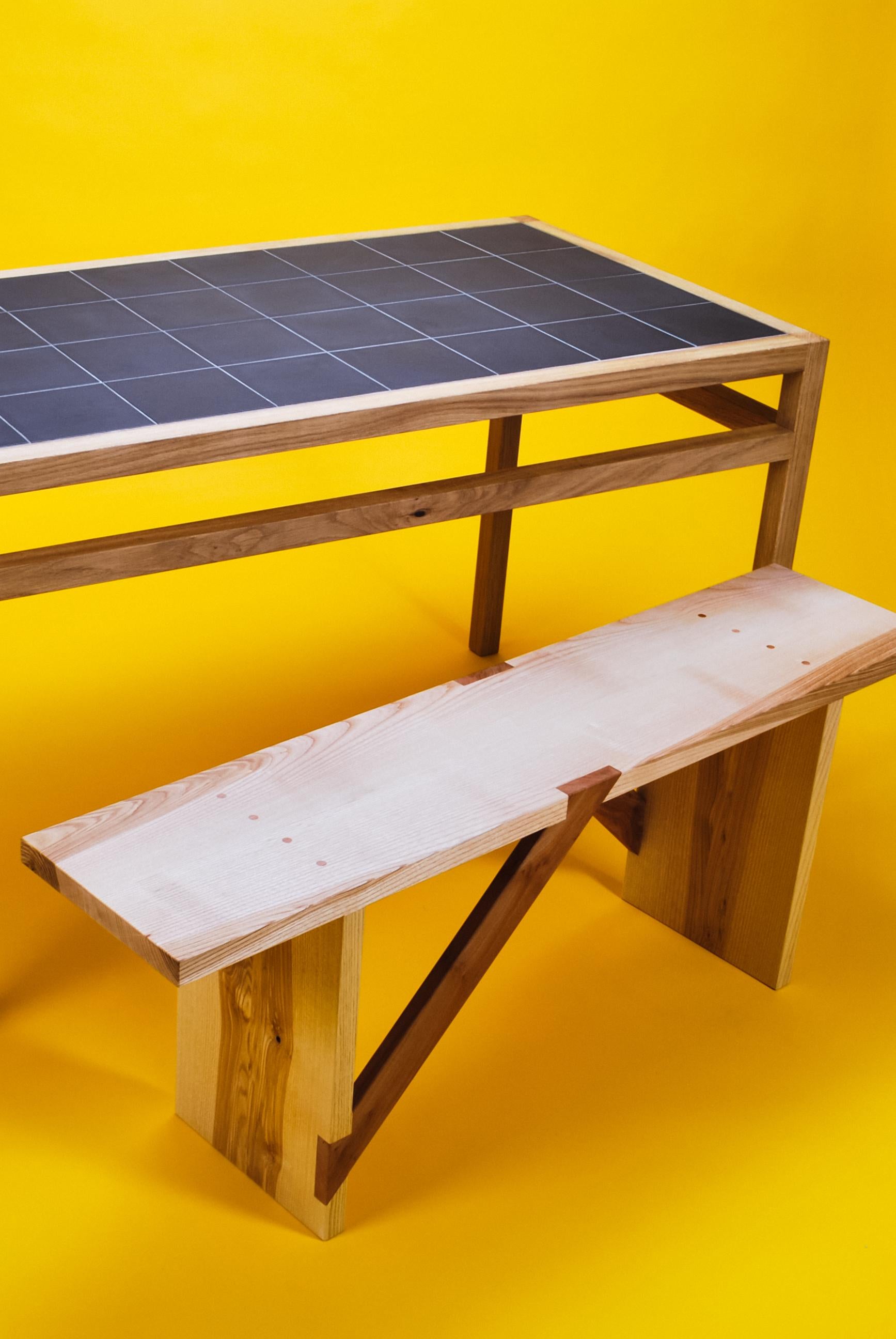 Table de salle à manger en Oak massif avec carreaux de porcelaine noire française, faite à la main au Royaume-Uni en vente 2