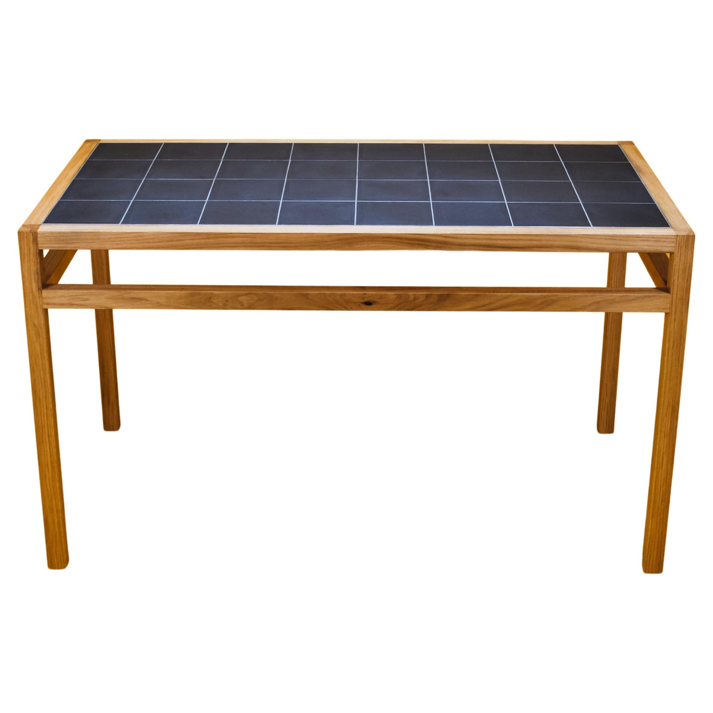 Table de salle à manger en Oak massif avec carreaux de porcelaine noire française, faite à la main au Royaume-Uni en vente