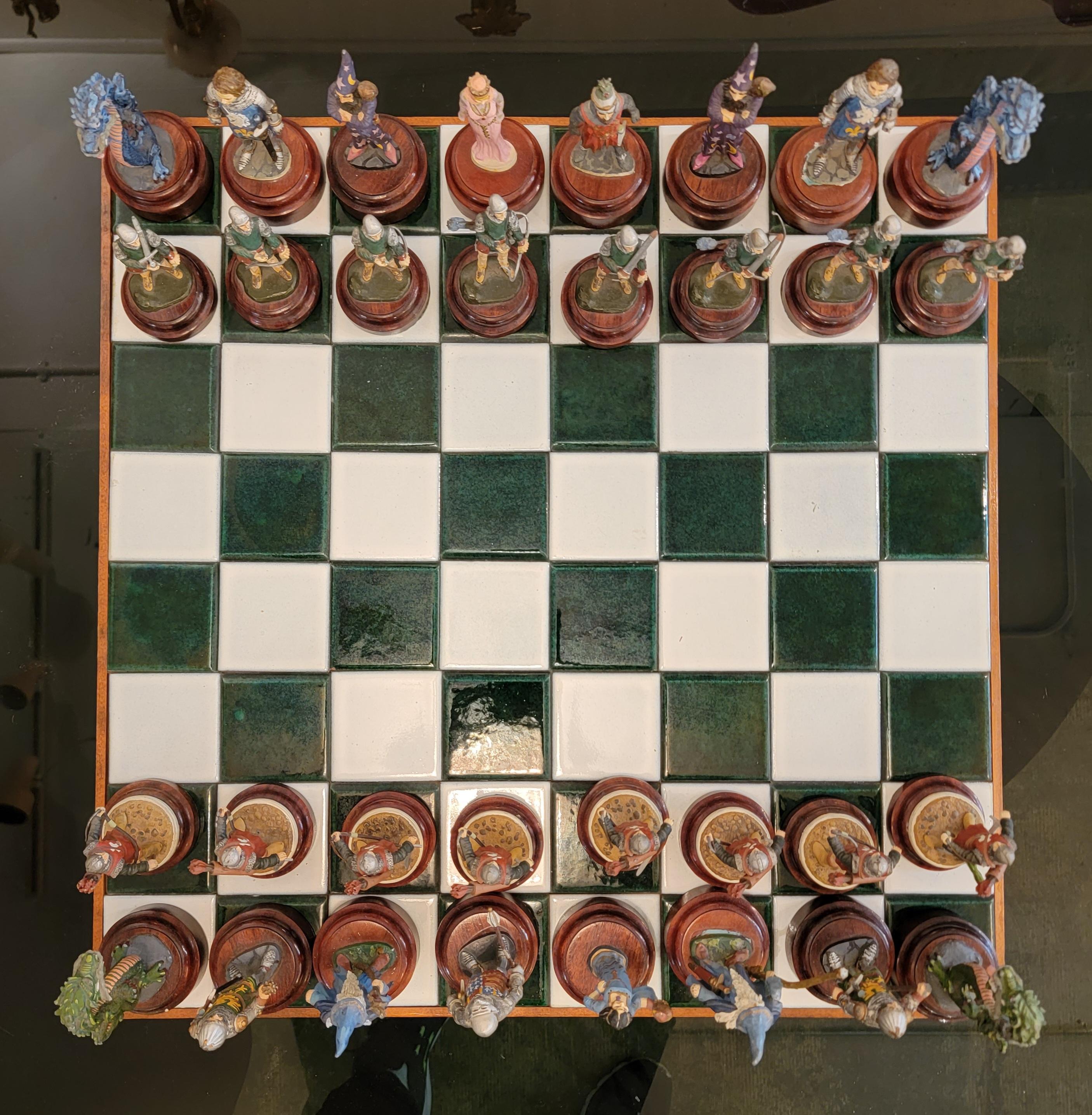 Arts and Crafts Planche à échecs en bois et carreaux du milieu du siècle avec figurines d'échecs en vente