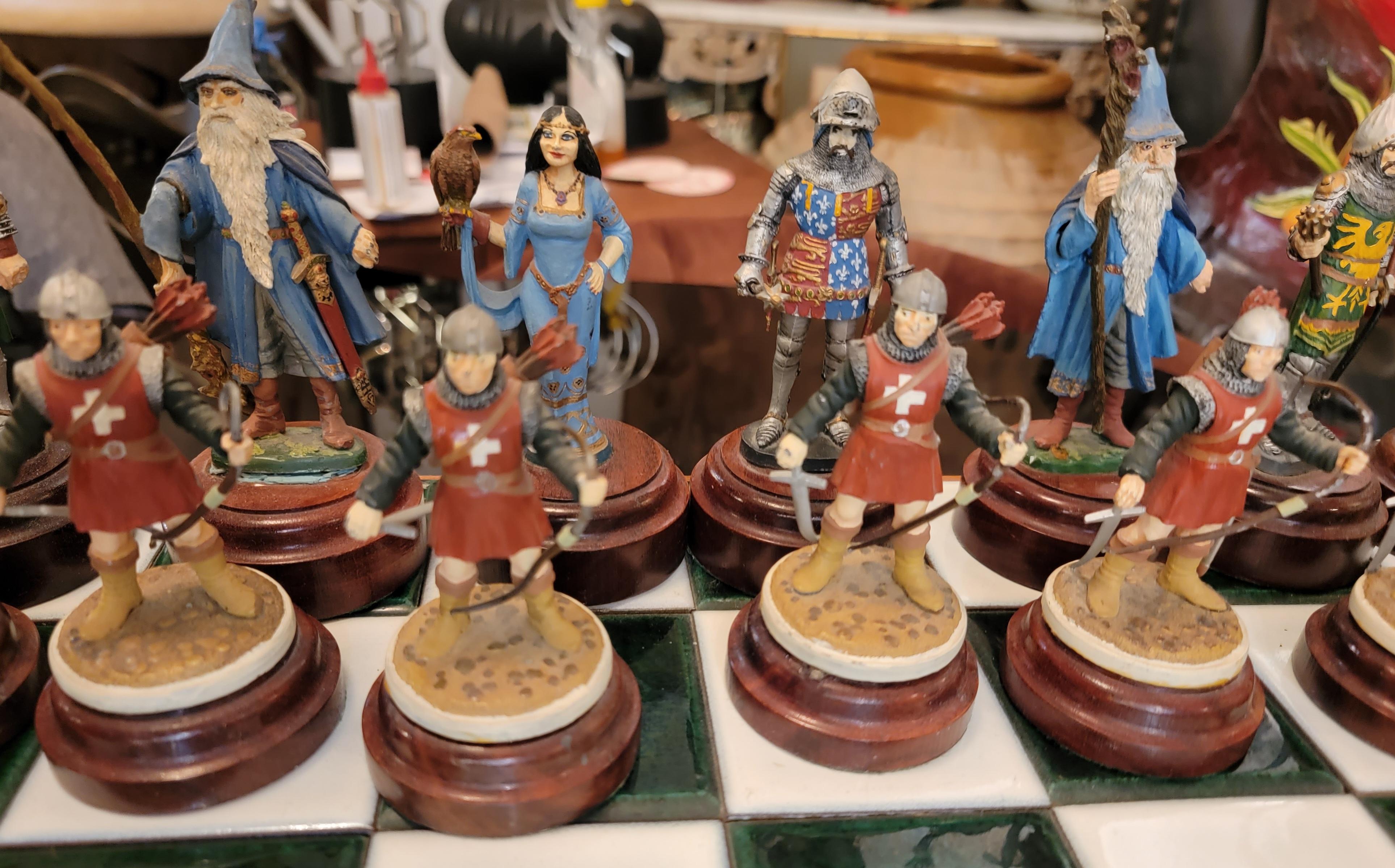 Milieu du XXe siècle Planche d'échecs en bois et carreaux avec figurines d'échecs en métal peintes à la main du milieu du siècle dernier en vente