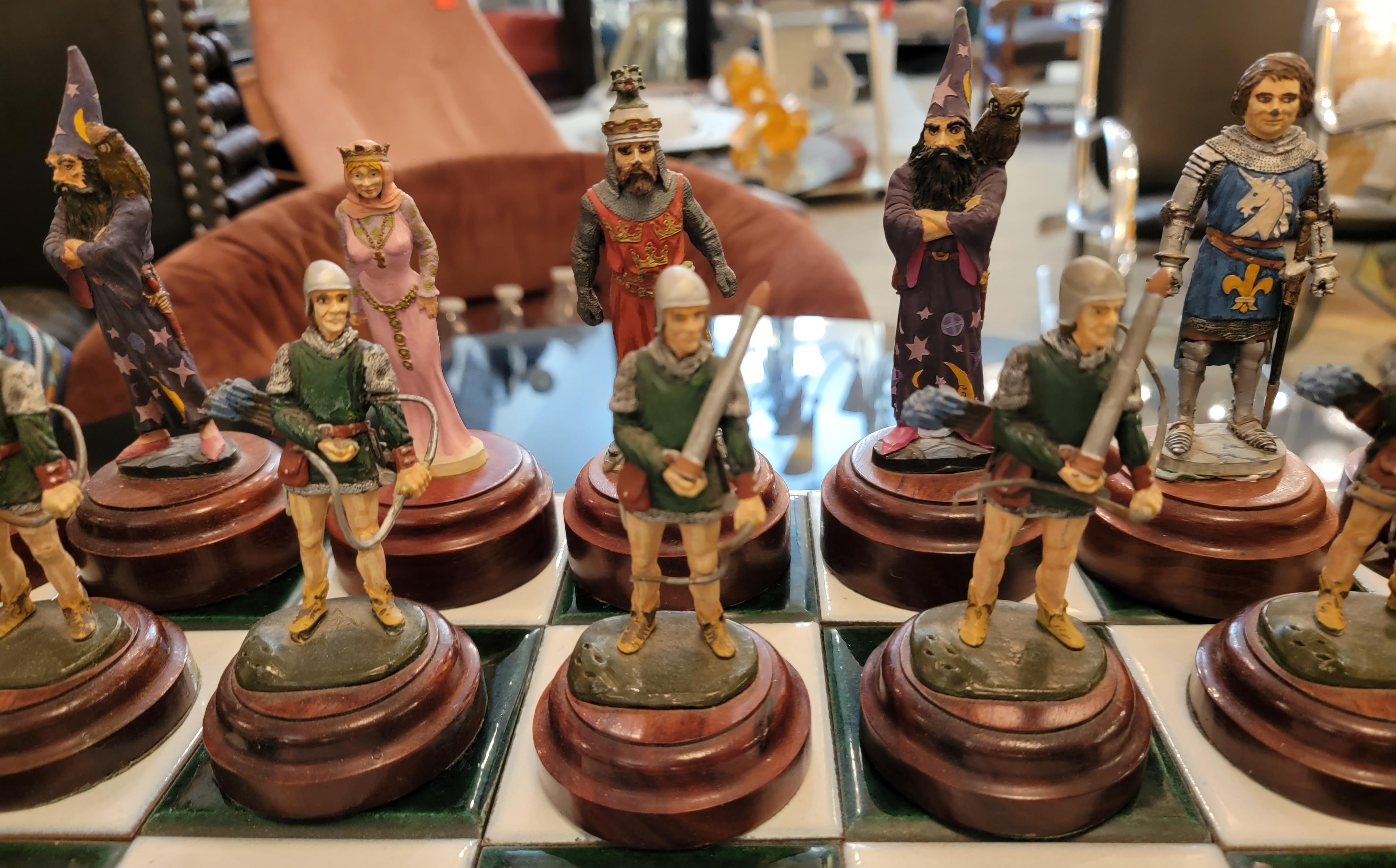 Chrome Planche d'échecs en bois et carreaux avec figurines d'échecs en métal peintes à la main du milieu du siècle dernier en vente