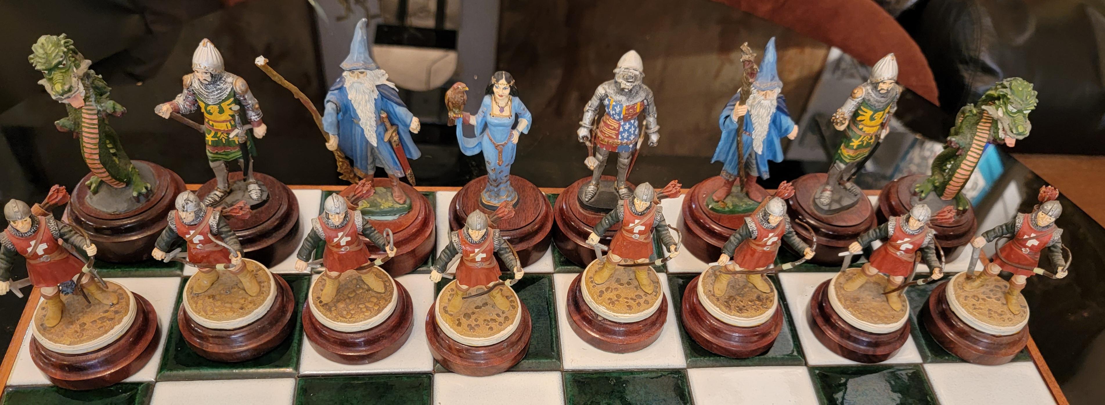 Planche d'échecs en bois et carreaux avec figurines d'échecs en métal peintes à la main du milieu du siècle dernier en vente 2