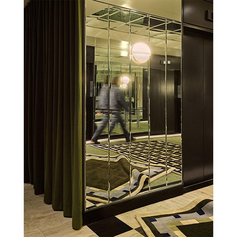 La collezione di tappeti Plaid presenta una rivisitazione moderna dei classici motivi plaid. Perfetto per aggiungere una tavolozza di colori freschi e un fascino sofisticato agli spazi moderni. Un design senza tempo per un'esperienza visiva e
