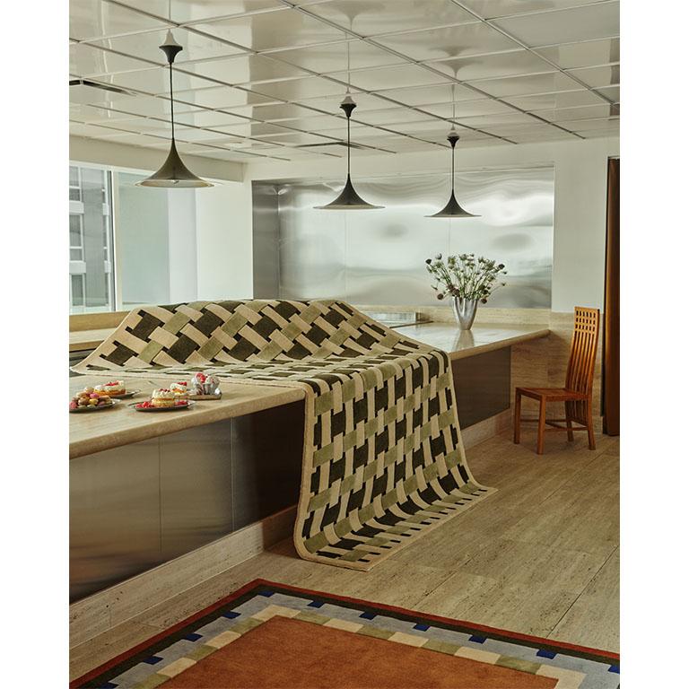 La collezione di tappeti Plaid presenta una rivisitazione moderna dei classici motivi plaid. Perfetto per aggiungere una tavolozza di colori freschi e un fascino sofisticato agli spazi moderni. Un design senza tempo per un'esperienza visiva e