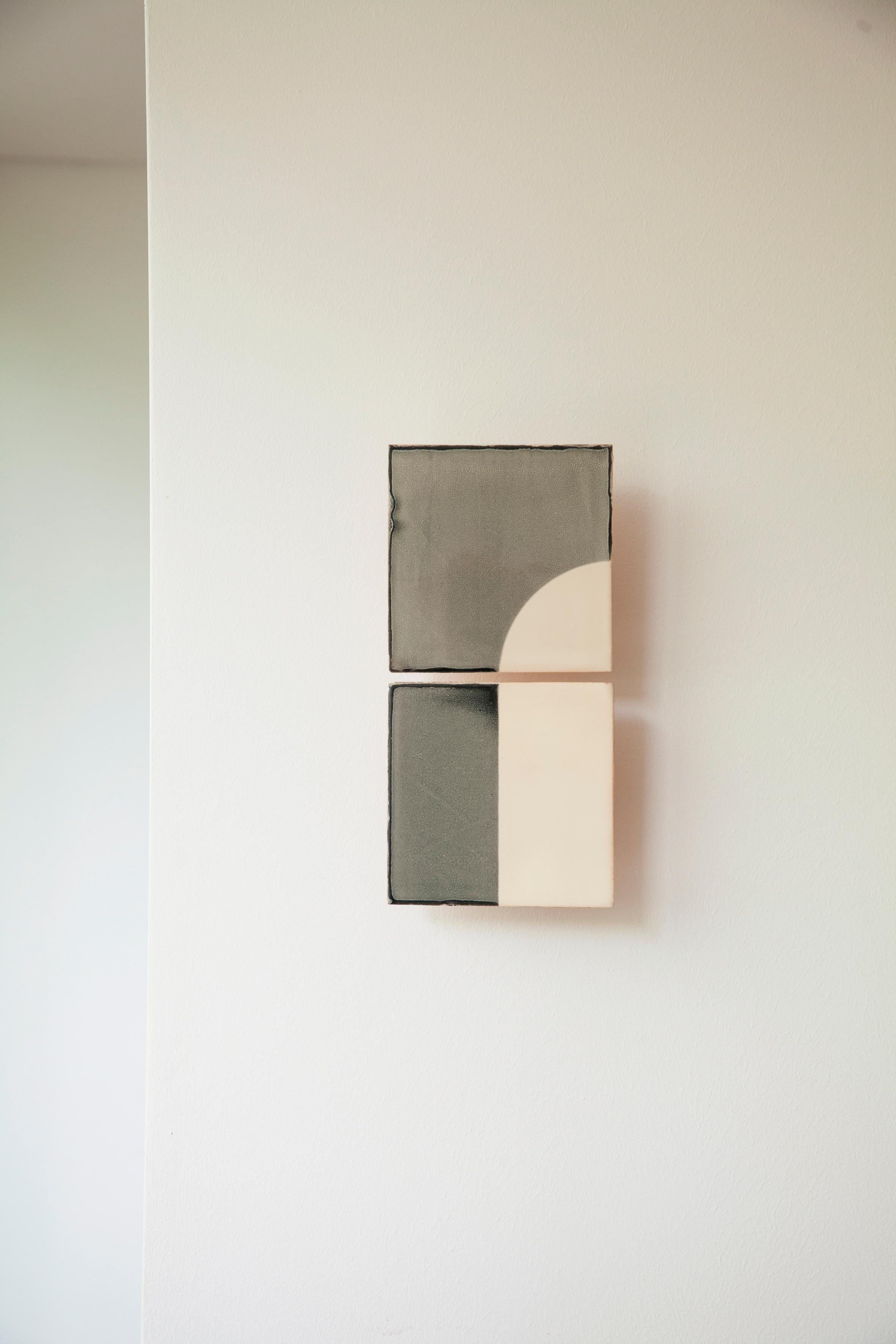 Aplique decorativo de cerámica gris Tiles Door by Violaine d'Harcourt
Dimensiones: P 5,4 x An 14 x Al 29 cm.
Materiales: Cerámica.

Aplique de pared fabricado en Portugal en colaboración con la diseñadora holandesa Marianne Smink, Bombilla incluida: