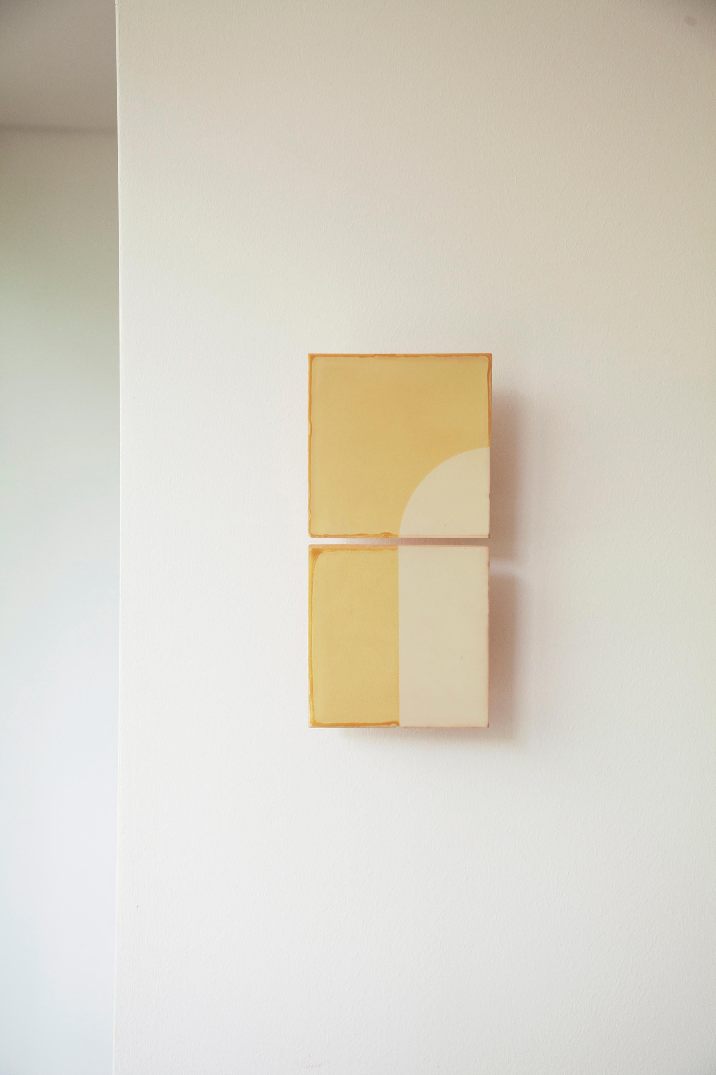 Lampe murale décorative en céramique jaune Tiles Door par Violaine d'Harcourt
Dimensions : D 5,4 x L 14 x H 29 cm.
Matériaux : Céramique.

Applique murale fabriquée au Portugal en collaboration avec la designer néerlandaise Marianne Smink, Ampoule