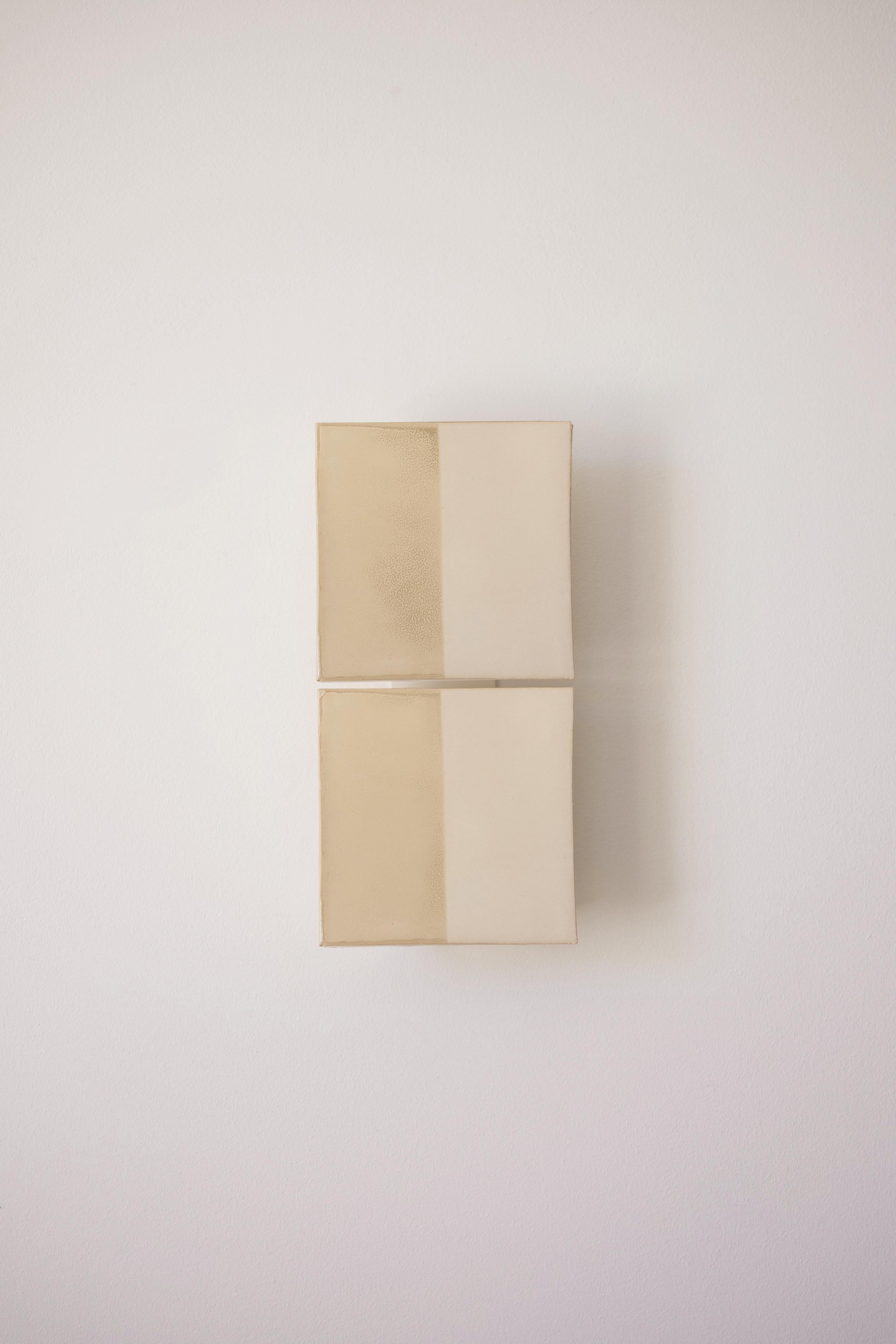 Dekorative Wandleuchte aus cremefarbener Keramik von Tiles Line by Violaine d'Harcourt
Abmessungen: T 5,4 x B 14 x H 29 cm.
MATERIALIEN: Keramisch.

Wandleuchte, hergestellt in Portugal in Collaboration mit der niederländischen Designerin Marianne
