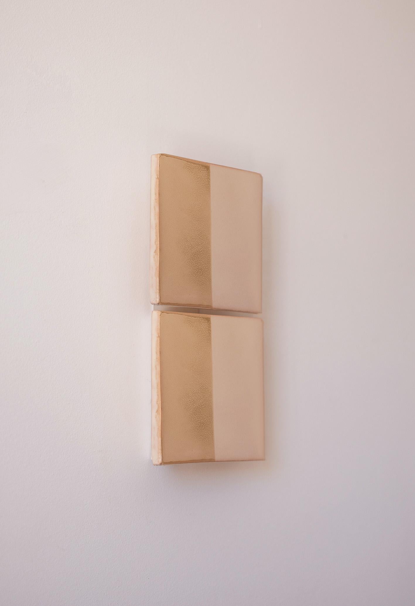 Dekorative Wandleuchte aus cremefarbener Keramik von Tiles Line by Violaine d'Harcourt (Postmoderne) im Angebot