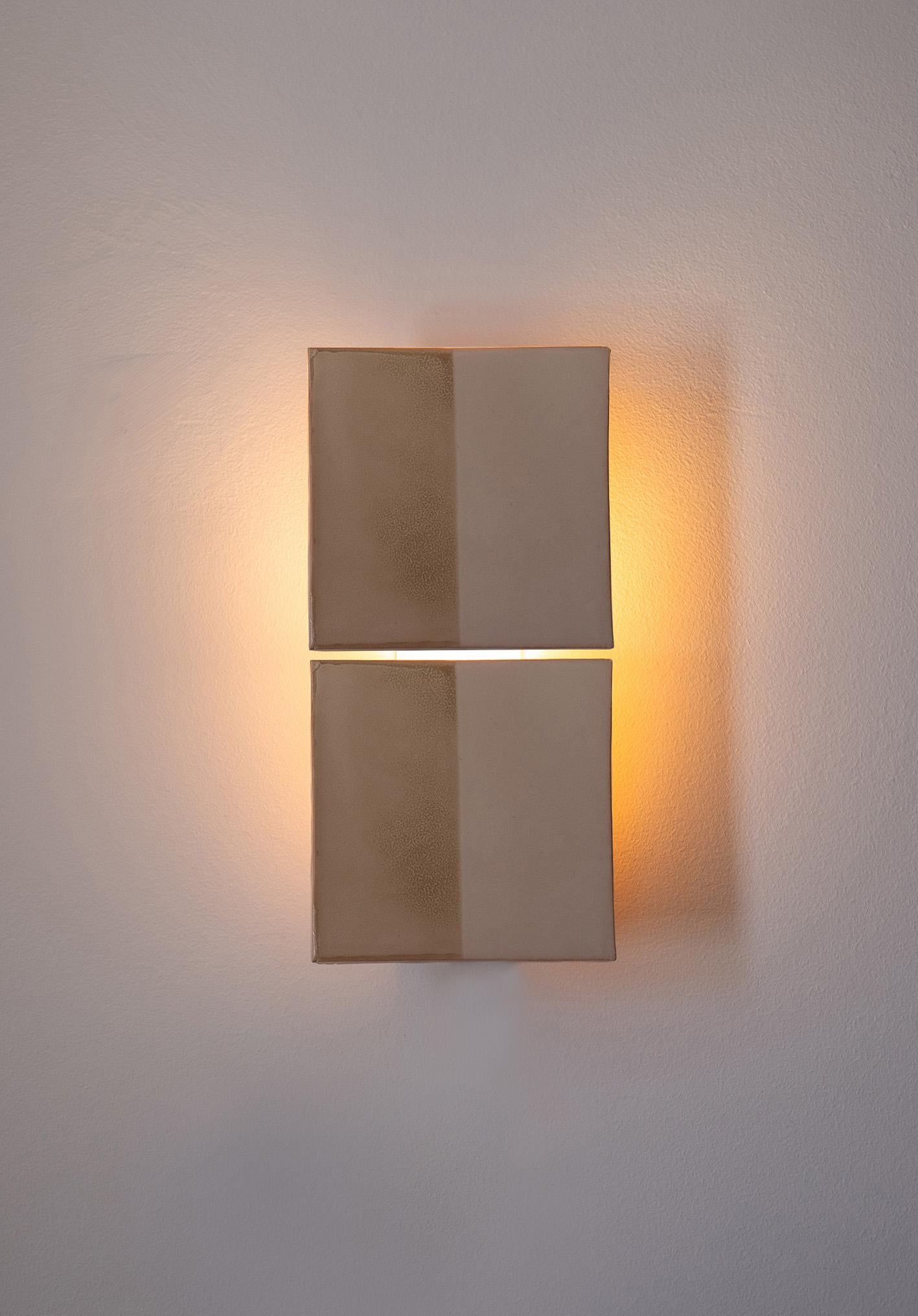 Dekorative Wandleuchte aus cremefarbener Keramik von Tiles Line by Violaine d'Harcourt (Portugiesisch) im Angebot
