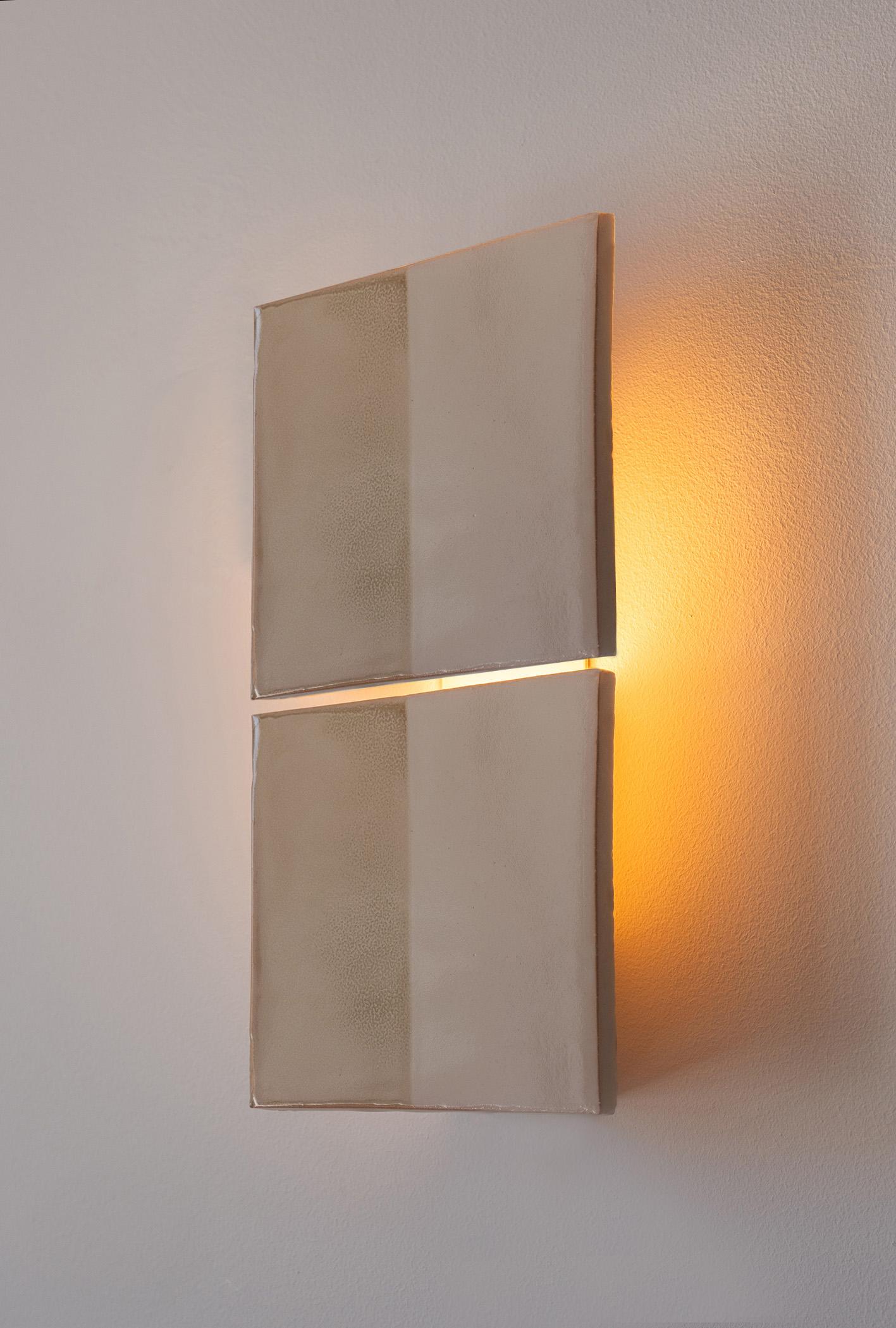 Dekorative Wandleuchte aus cremefarbener Keramik von Tiles Line by Violaine d'Harcourt (Sonstiges) im Angebot