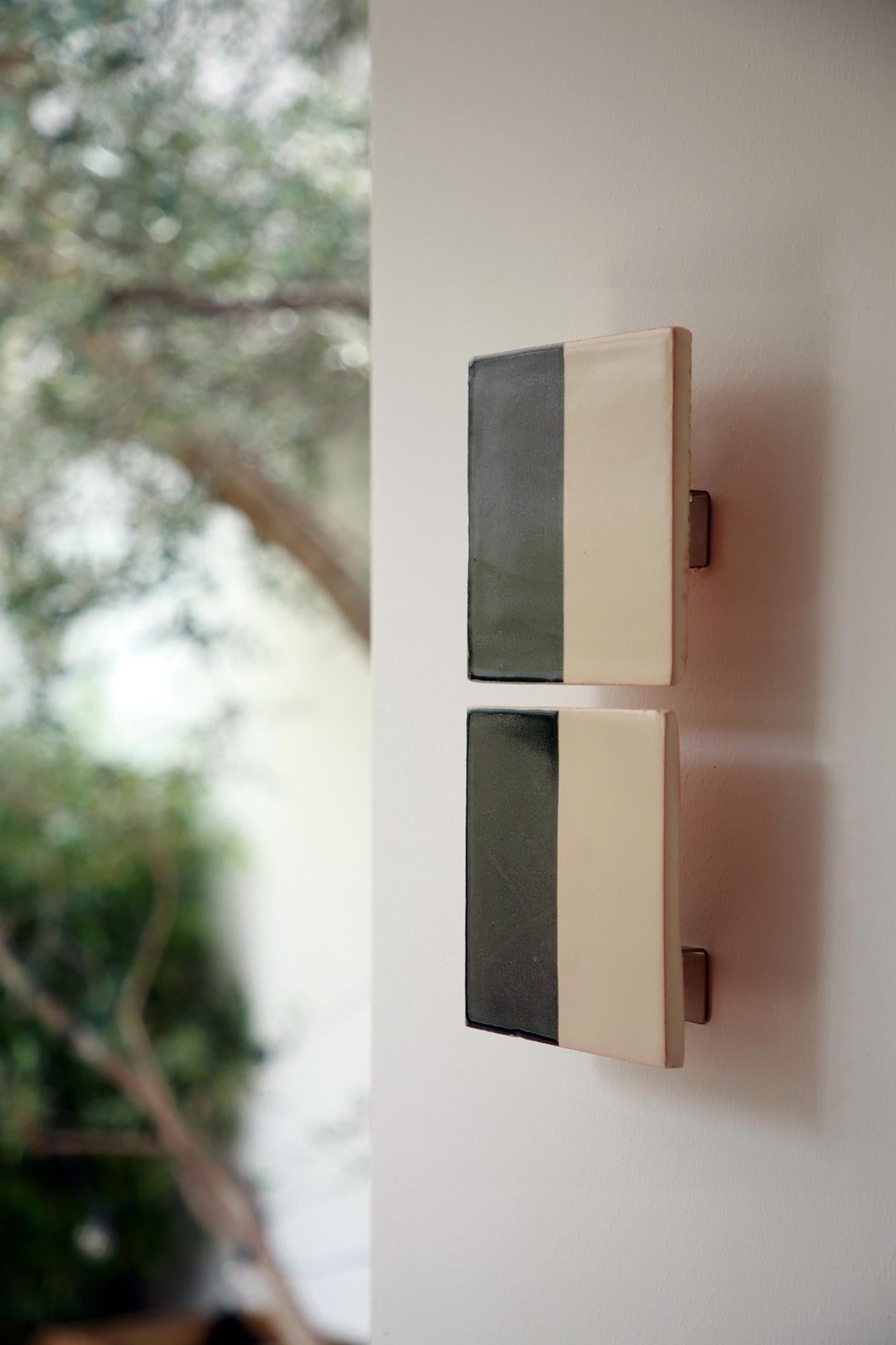 Postmoderne Lampe murale décorative en céramique grise Tiles Line par Violaine d'Harcourt en vente