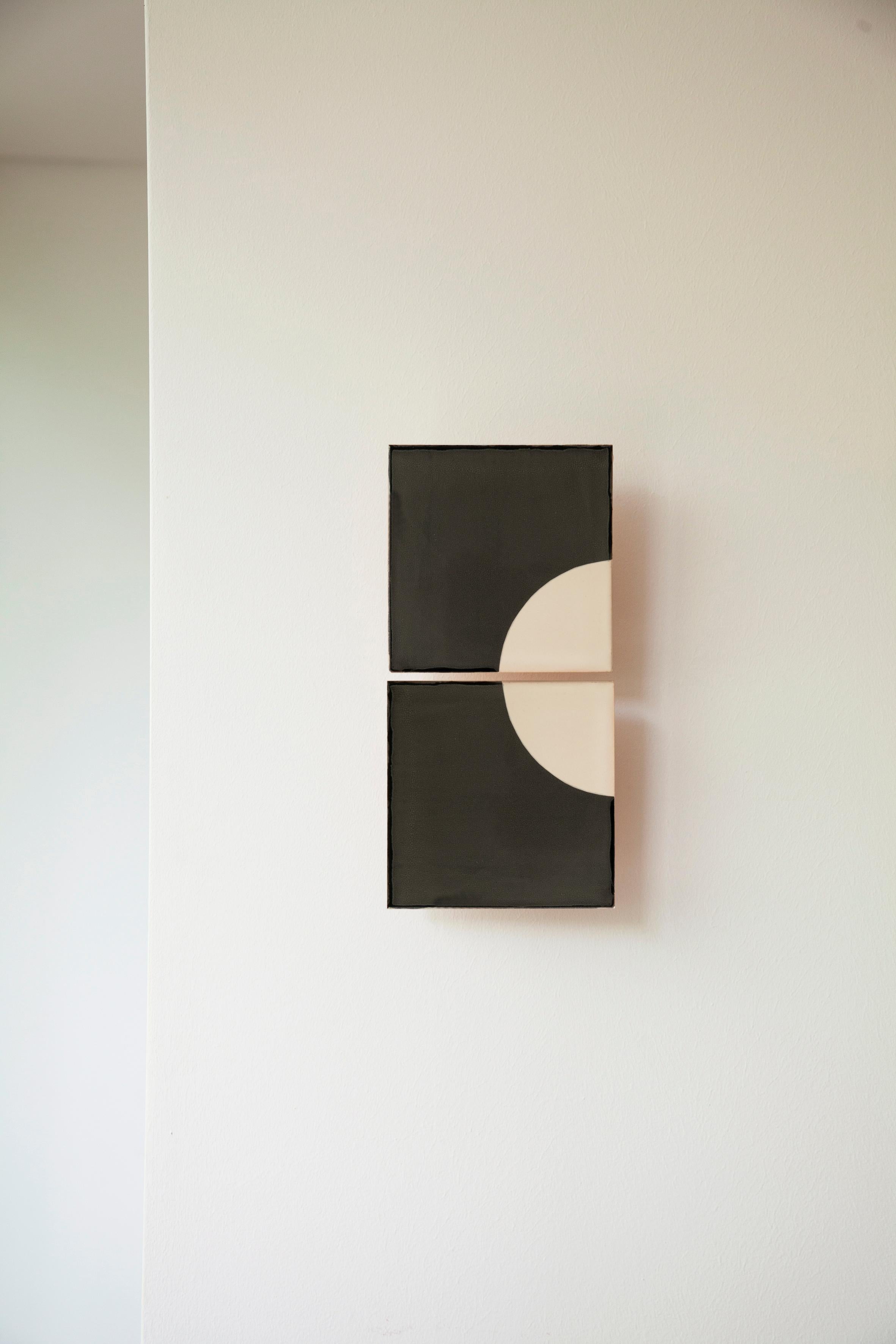 Lámpara de pared decorativa de cerámica negra Tiles Moon de Violaine d'Harcourt
Dimensiones: P 5,4 x An 14 x Al 29 cm.
Materiales: Cerámica.

Aplique de pared fabricado en Portugal en colaboración con la diseñadora holandesa Marianne Smink. Bombilla