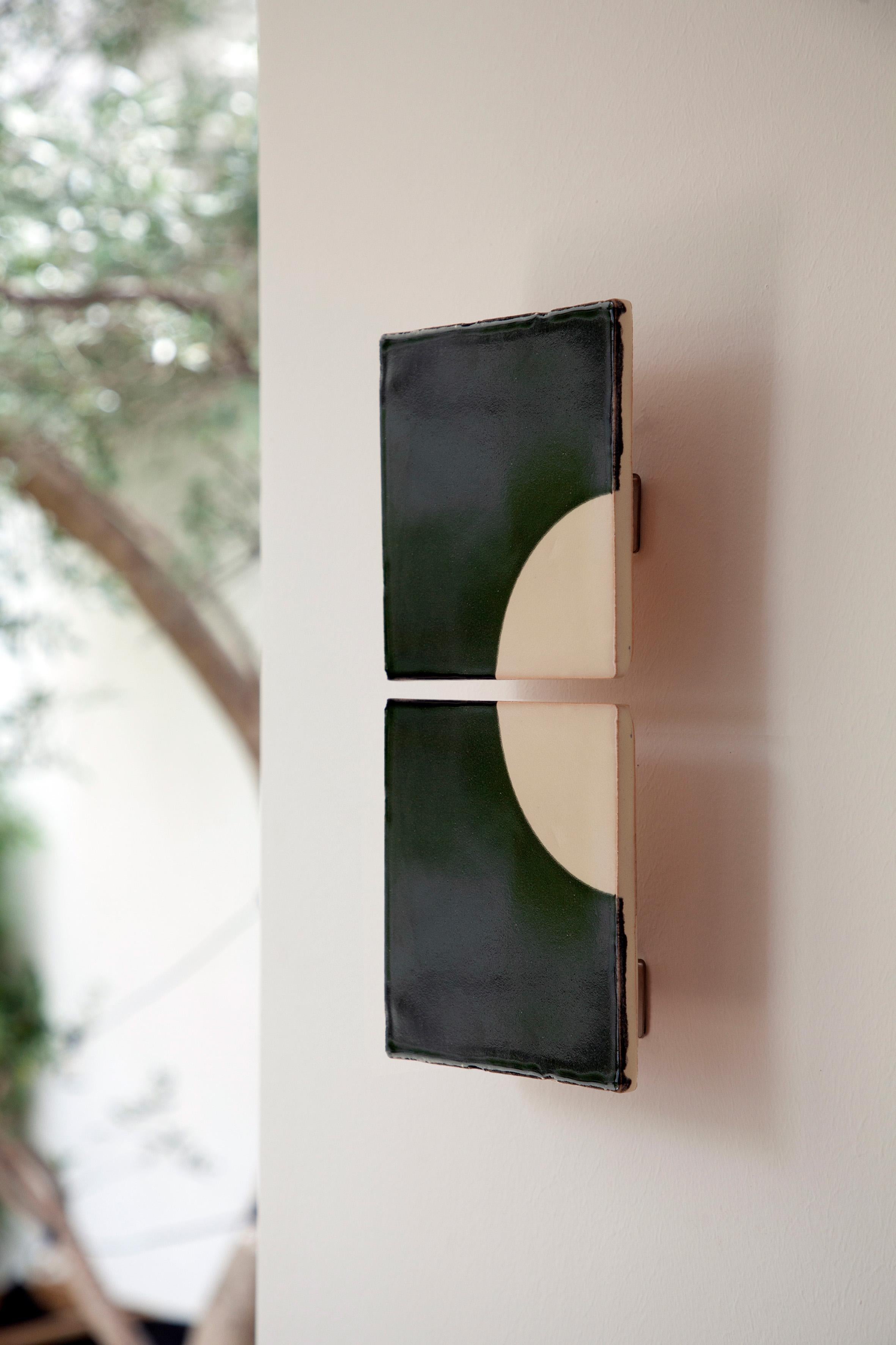 Lámpara de pared decorativa de cerámica negra Tiles Moon de Violaine d'Harcourt Posmoderno en venta