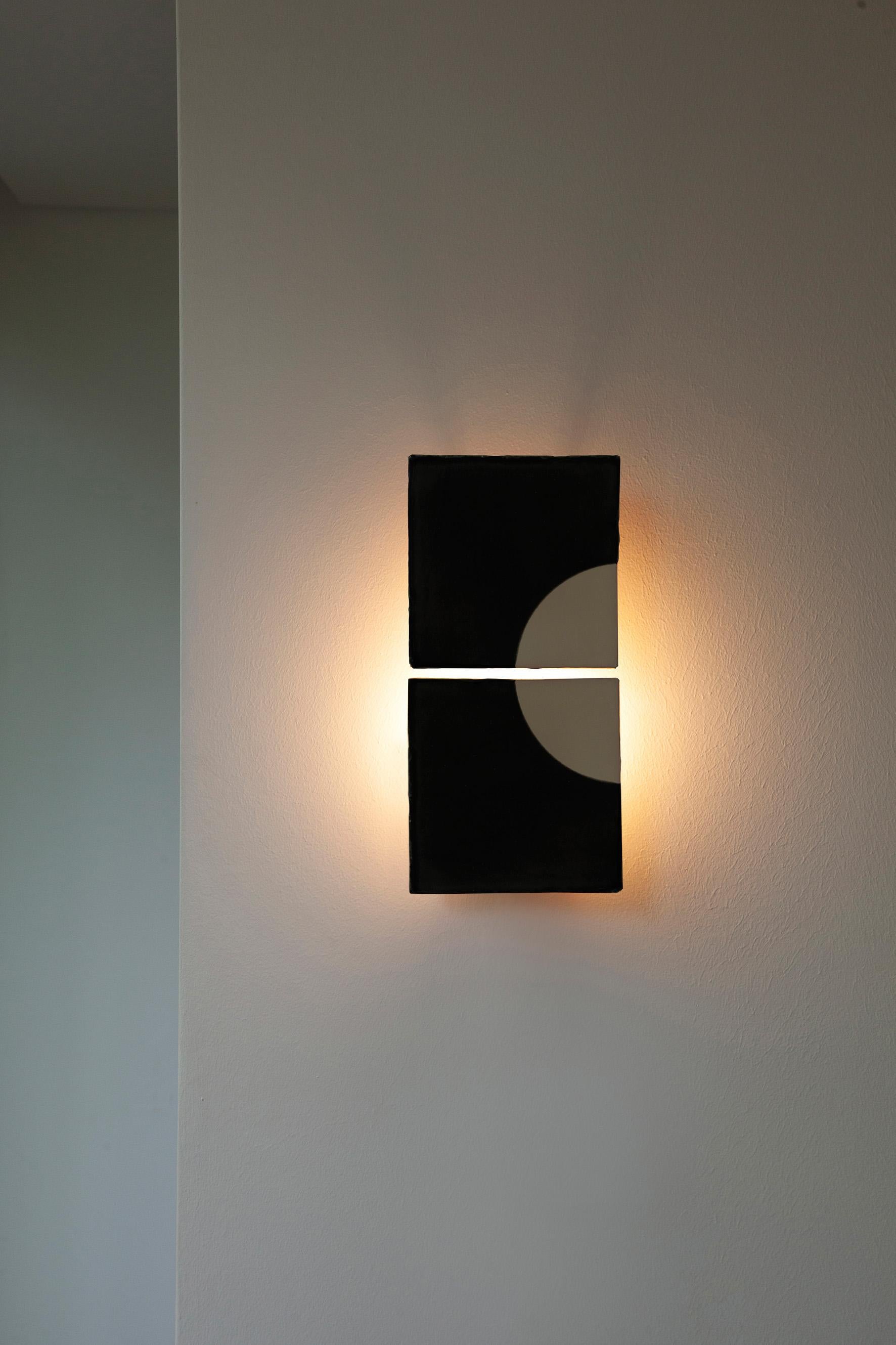 Lámpara de pared decorativa de cerámica negra Tiles Moon de Violaine d'Harcourt Portugués en venta