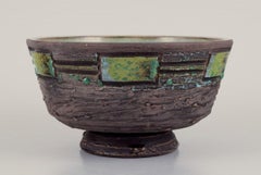 Tilgmans Keramik. Ceramic bowl on a foot. Glaze in green tones.
