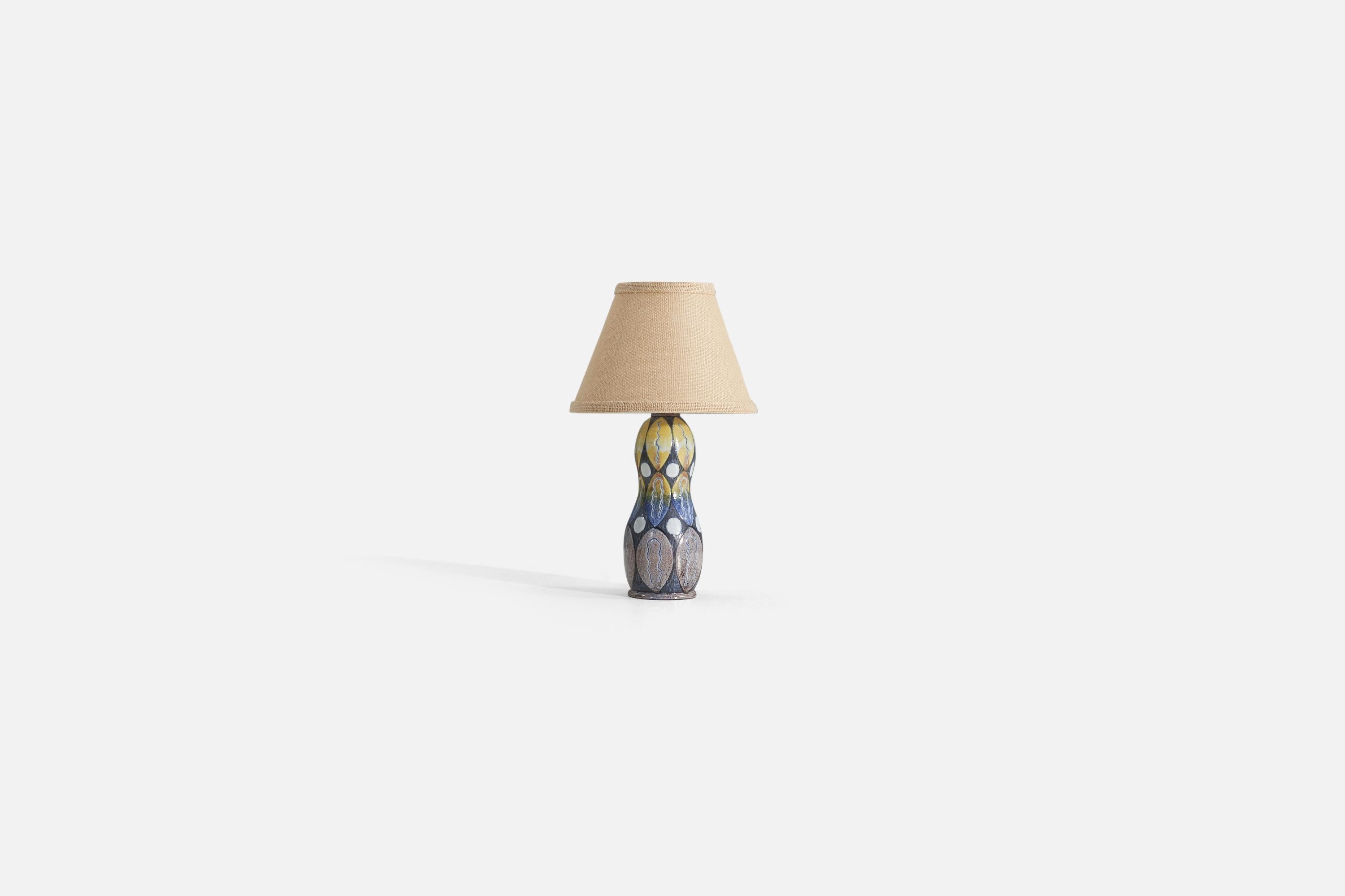 Tischlampe aus braunem und blau glasiertem Steingut, hergestellt von Tilgmans Keramik, Schweden, 1960er Jahre. 

Verkauft ohne Lampenschirm. Die angegebenen Maße beziehen sich nur auf die Lampe. Schirm : 7 x 8 x 7 Lampe mit Schirm : 14 x 8 x 8.

