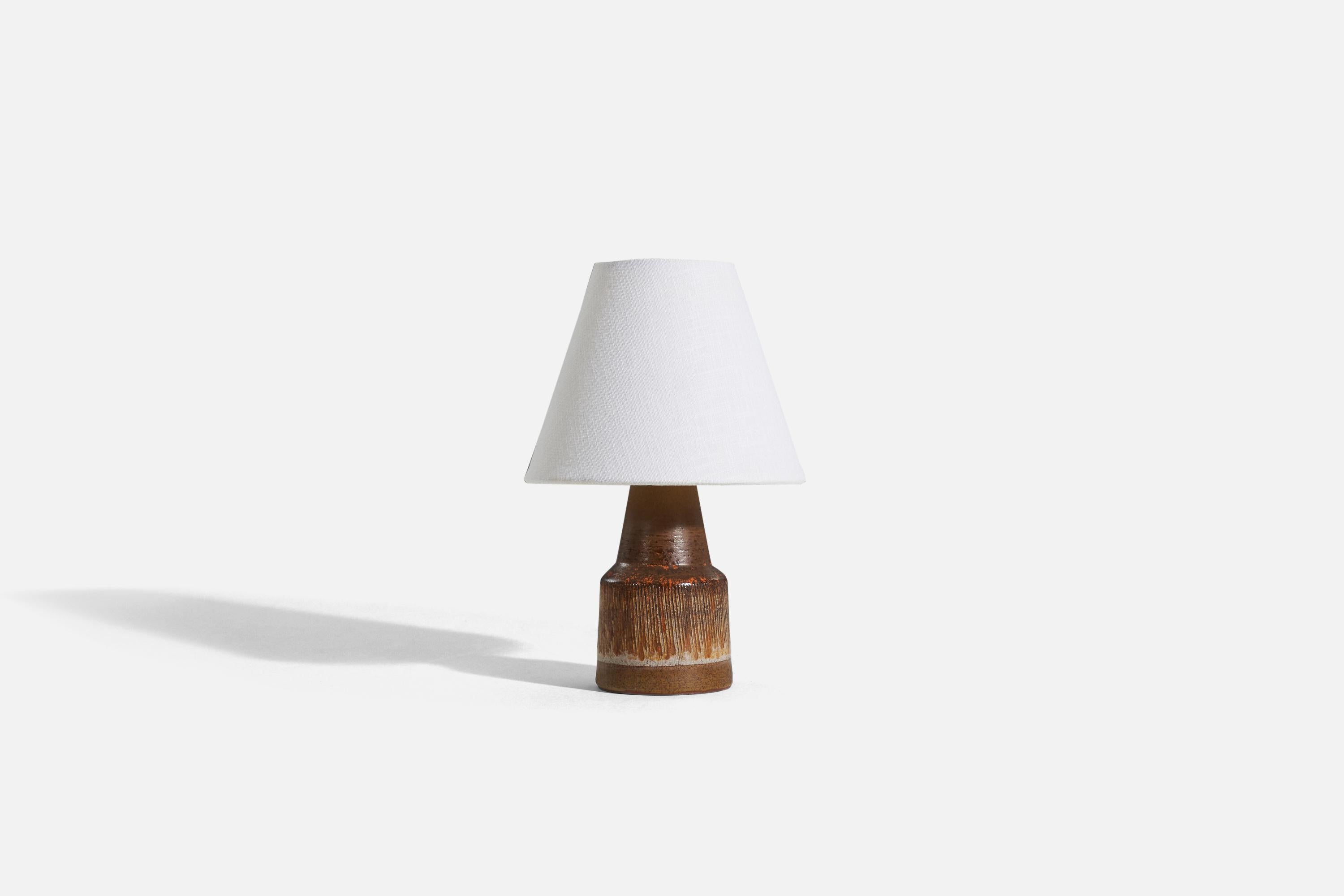 Lampe de table en grès émaillé brun, conçue et produite par Tilgmans Keramik, Suède, années 1960. 

Vendu sans abat-jour. 
Dimensions de la lampe (pouces) : 9 x 4 x 4 (H x L x P)
Dimensions de l'abat-jour (pouces) : 4 x 8 x 6,5 (T x B x