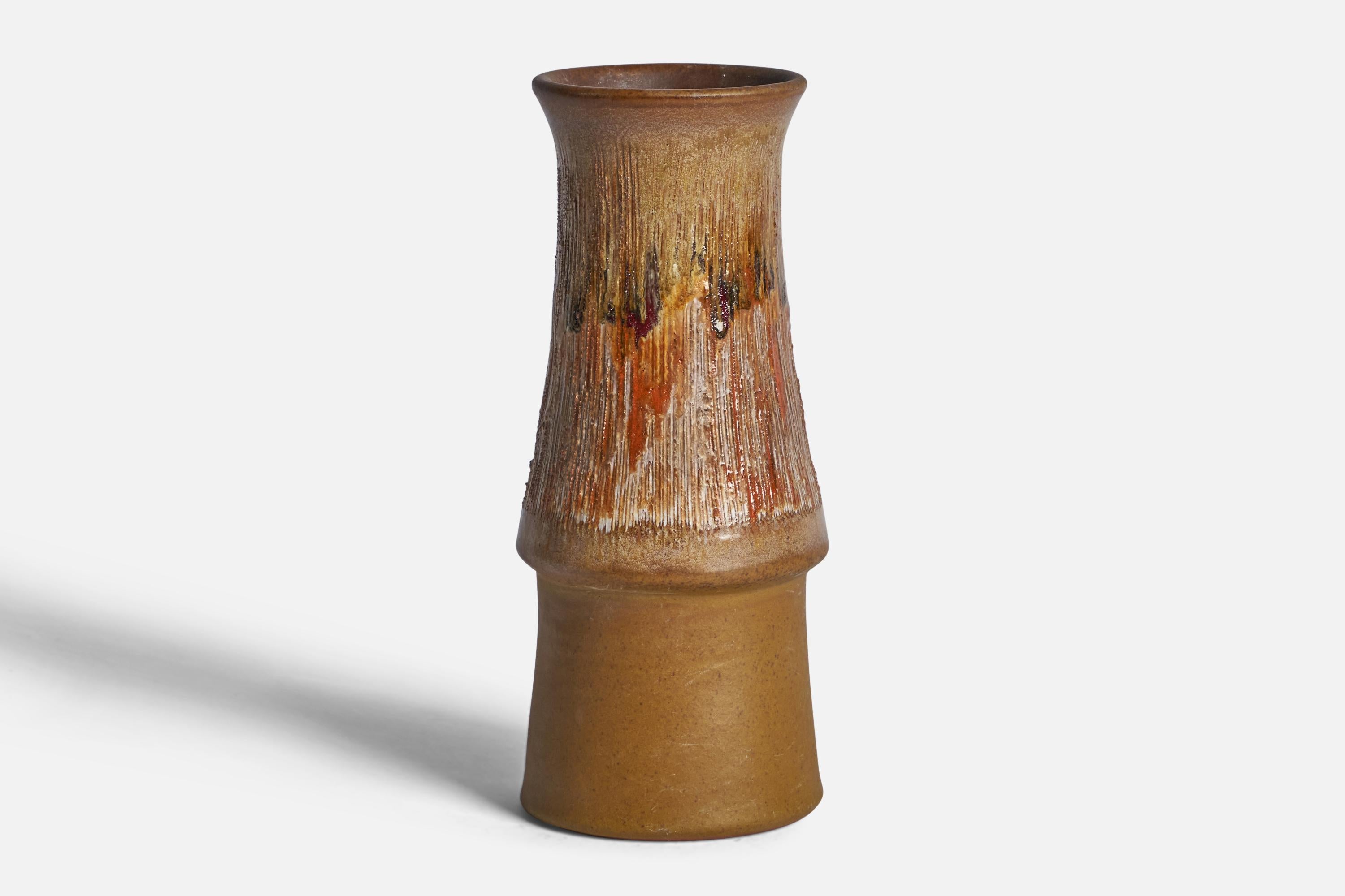 Vase en grès jaune et orange incisé, conçu et produit par Tilgmans Keramik, Suède, vers les années 1950.