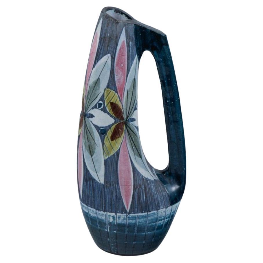Tilgmans, Suède, cruche rétro en céramique faite à la main avec des motifs floraux. 1970 en vente