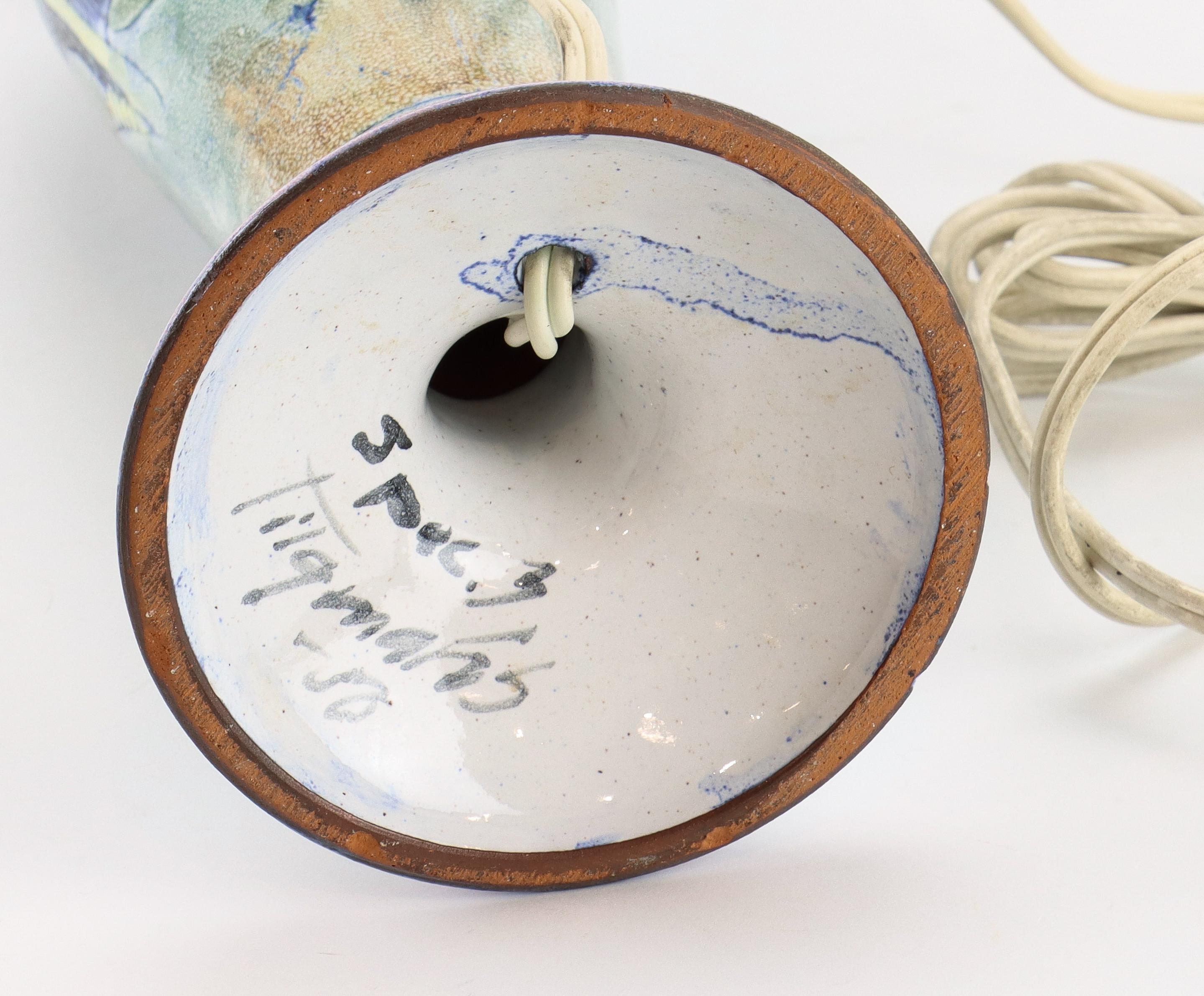 Tavolo in ceramica svedese di Tilgmans Keramik  Esterno vetrato per raffigurare un personaggio 
Buono stato

 Paul Harald Tilgmann è nato a Dresda, in Germania, nel 1904 ed è emigrato in Svezia durante la Seconda Guerra Mondiale, dove ha fondato la