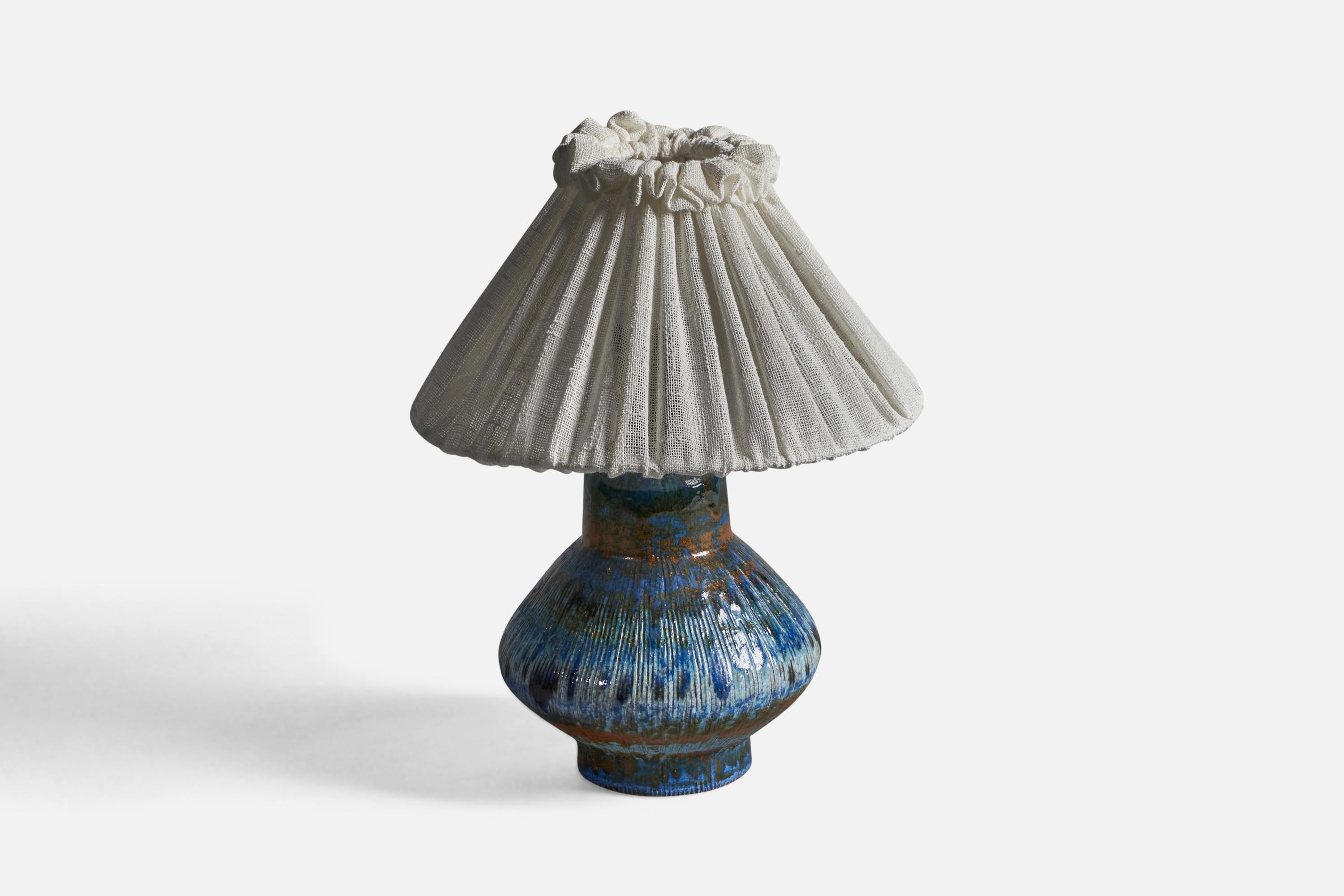 Tischlampe aus blau-rot-braun glasiertem Steingut und Stoff, entworfen und hergestellt von Tilgmans, Schweden, ca. 1960er Jahre.

Gesamtabmessungen (Zoll): 13,5