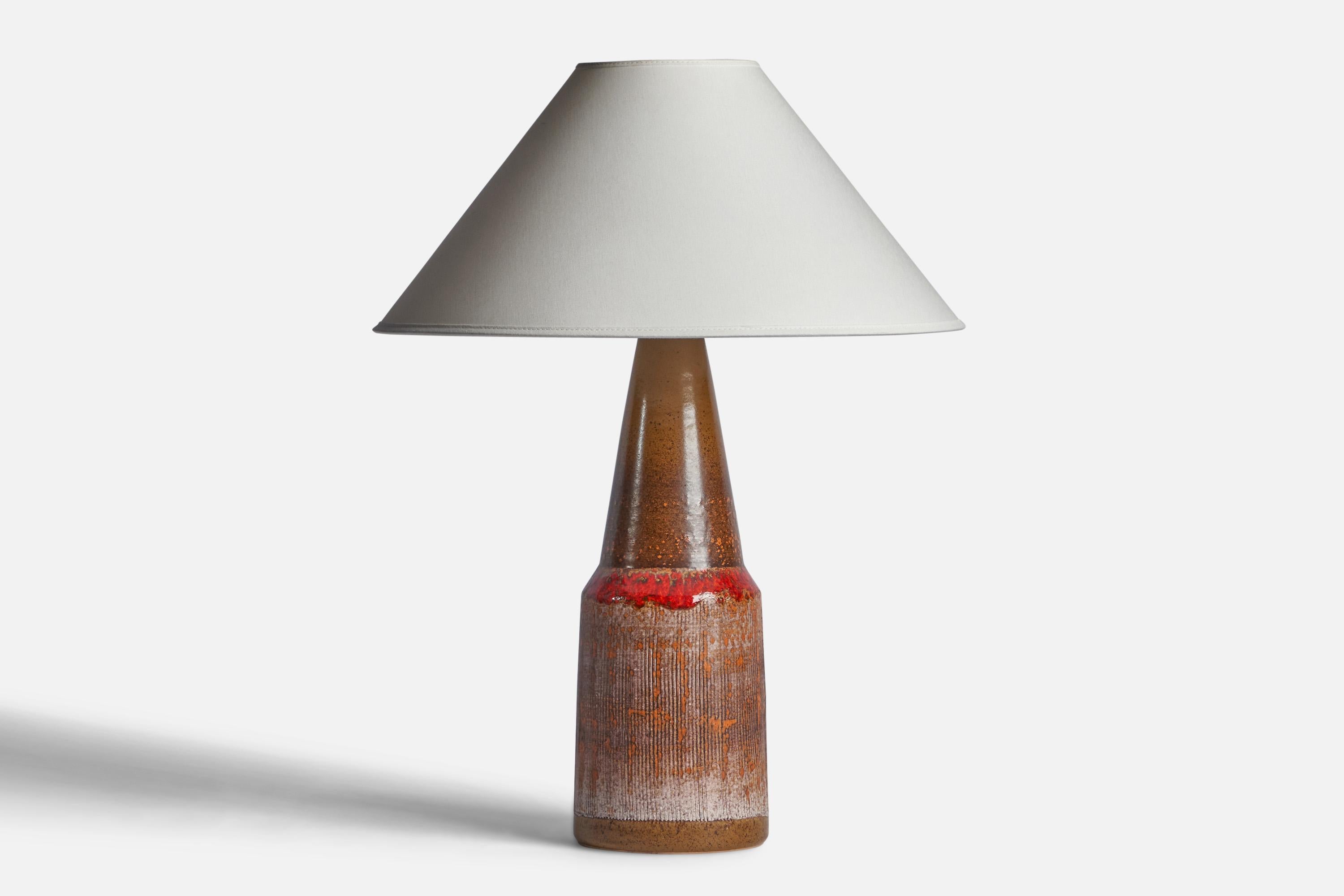 Lampe de table en grès émaillé rouge et brun, conçue et produite par Tilgmans Keramik, Suède, années 1960.

Dimensions de la lampe (pouces) : 16.5