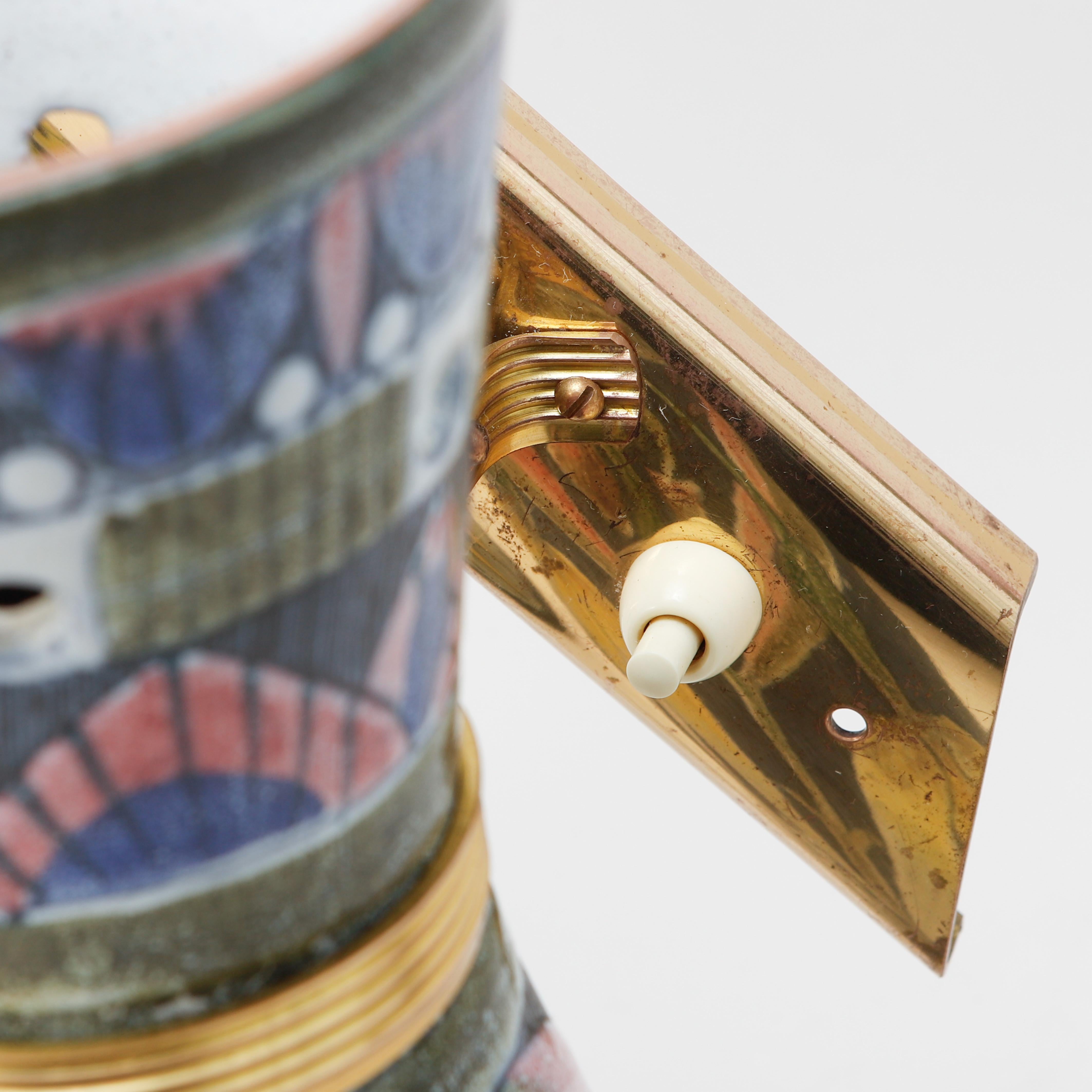 Rara coppia di lampade da parete in ceramica dipinta a mano di Atelier Ailgmans, Svezia, anni '60

In buone condizioni vintage, possiamo ricablare queste applique secondo i tuoi standard su richiesta. 

Questa eccezionale coppia di applique in