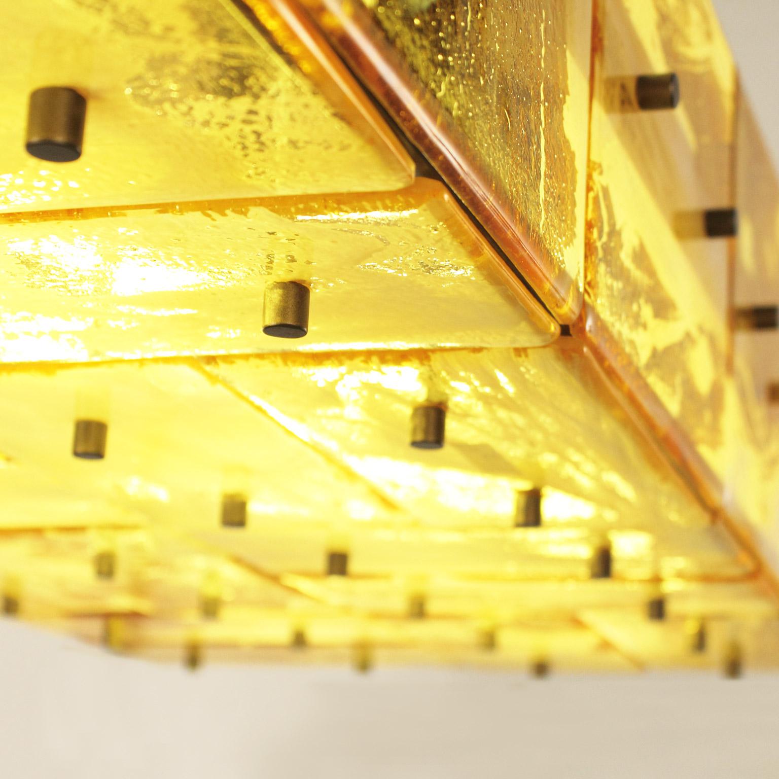 italien Lampe à suspension Plaques de verre de Murano ambrées:: monture en nickel brossé par Multiforme en vente
