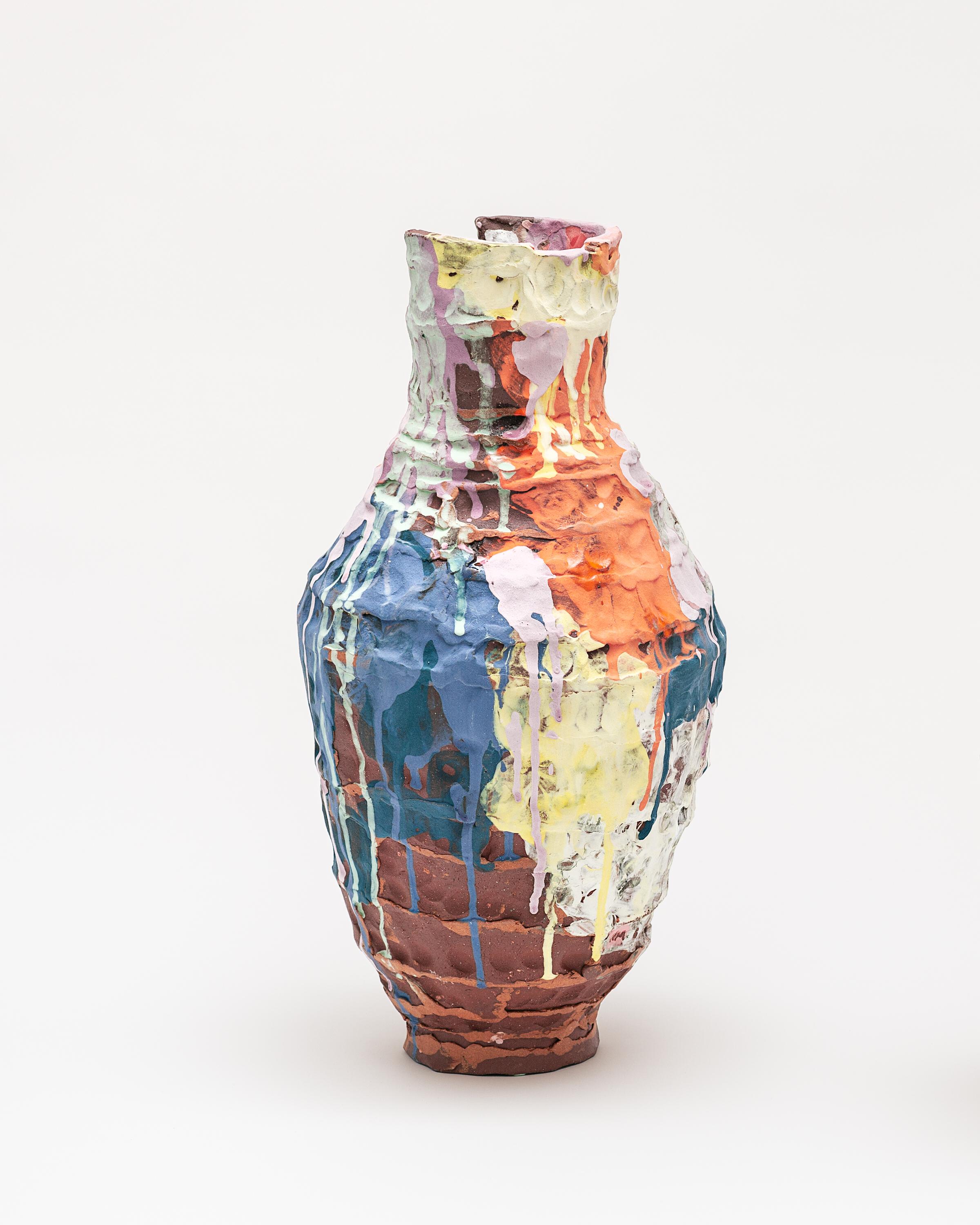 Placida-Vase von Elke Sada
Einzigartiges Stück
Abmessungen: B 22 x T 22 x H 44 cm
MATERIALIEN: roter Ton mit Rillen, farbige Schlicker, transparente Glasur.

Das Faszinierende und Auffallende an der Keramikkunst von Elke Sada ist nicht nur die