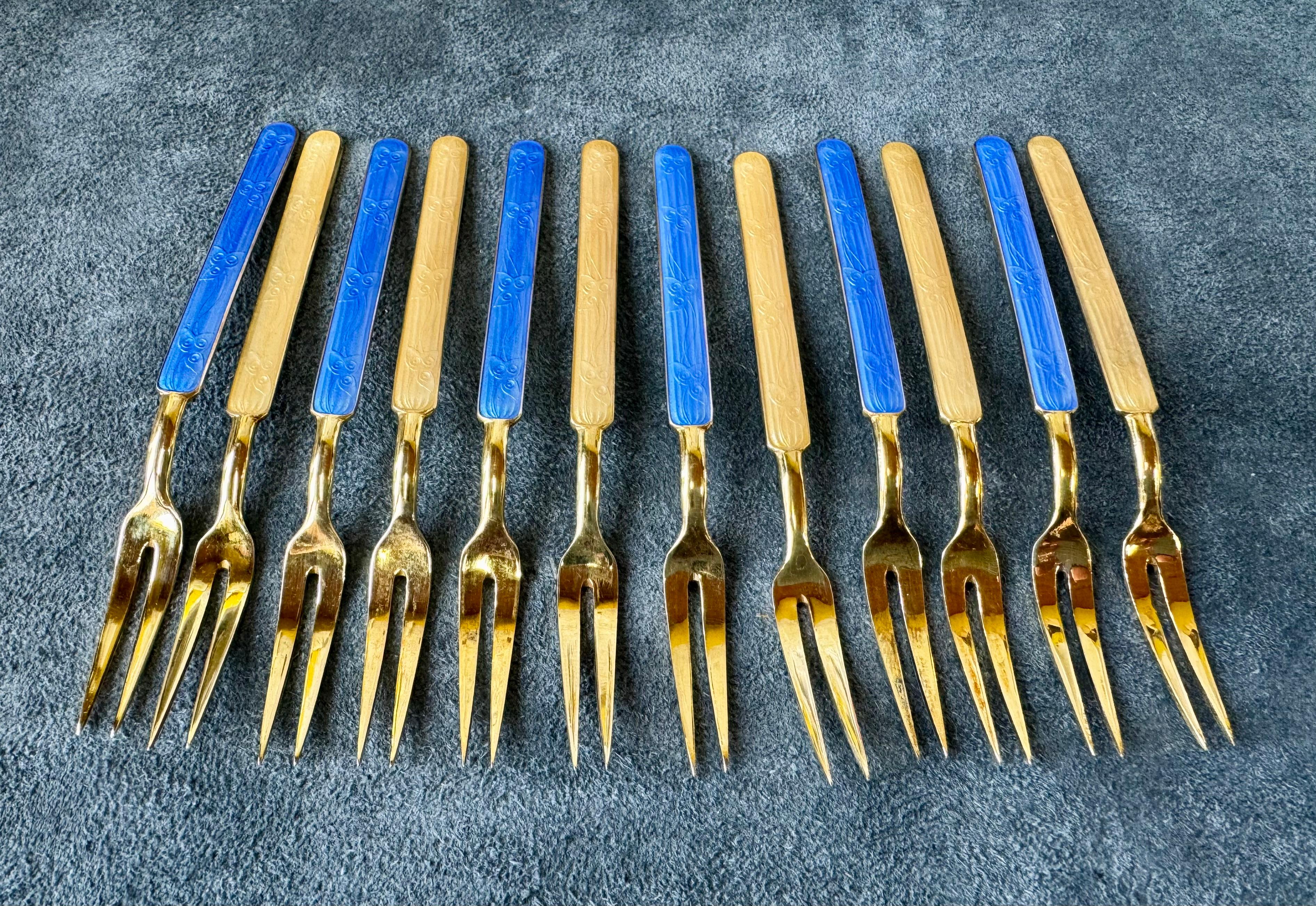 Forchette da portata smaltate Tillander Finlandia 1950
Custodie originali.
Bel set giallo e blu.
Smaltato