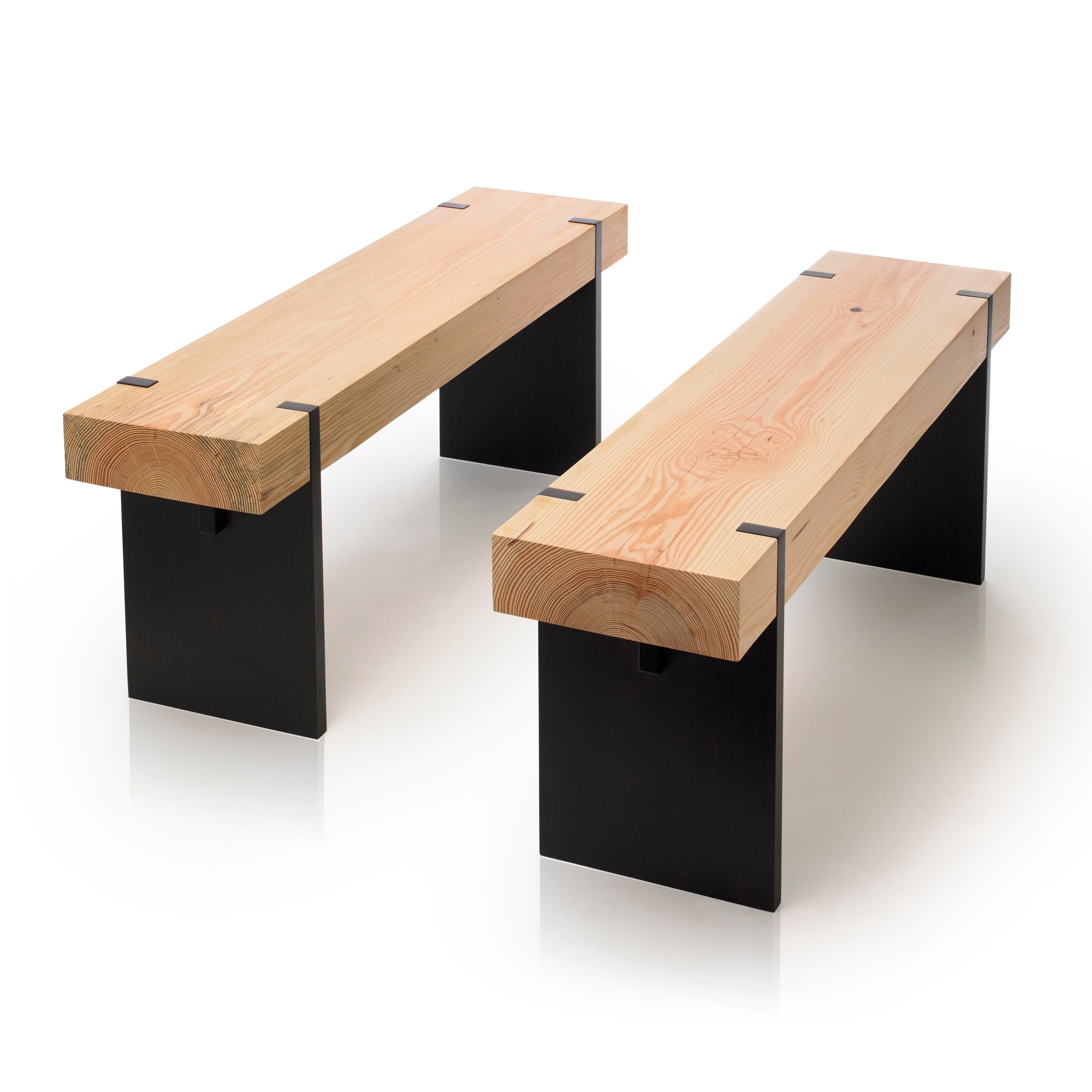 L'impressionnant Tillikum Black présente notre plateau en bois massif de sapin Douglas sur un cadre et des pieds noir mat. Le design minimaliste de Kirk Van Ludwig combine ces éléments pour créer un banc moderne fabriqué à la main. Une addition