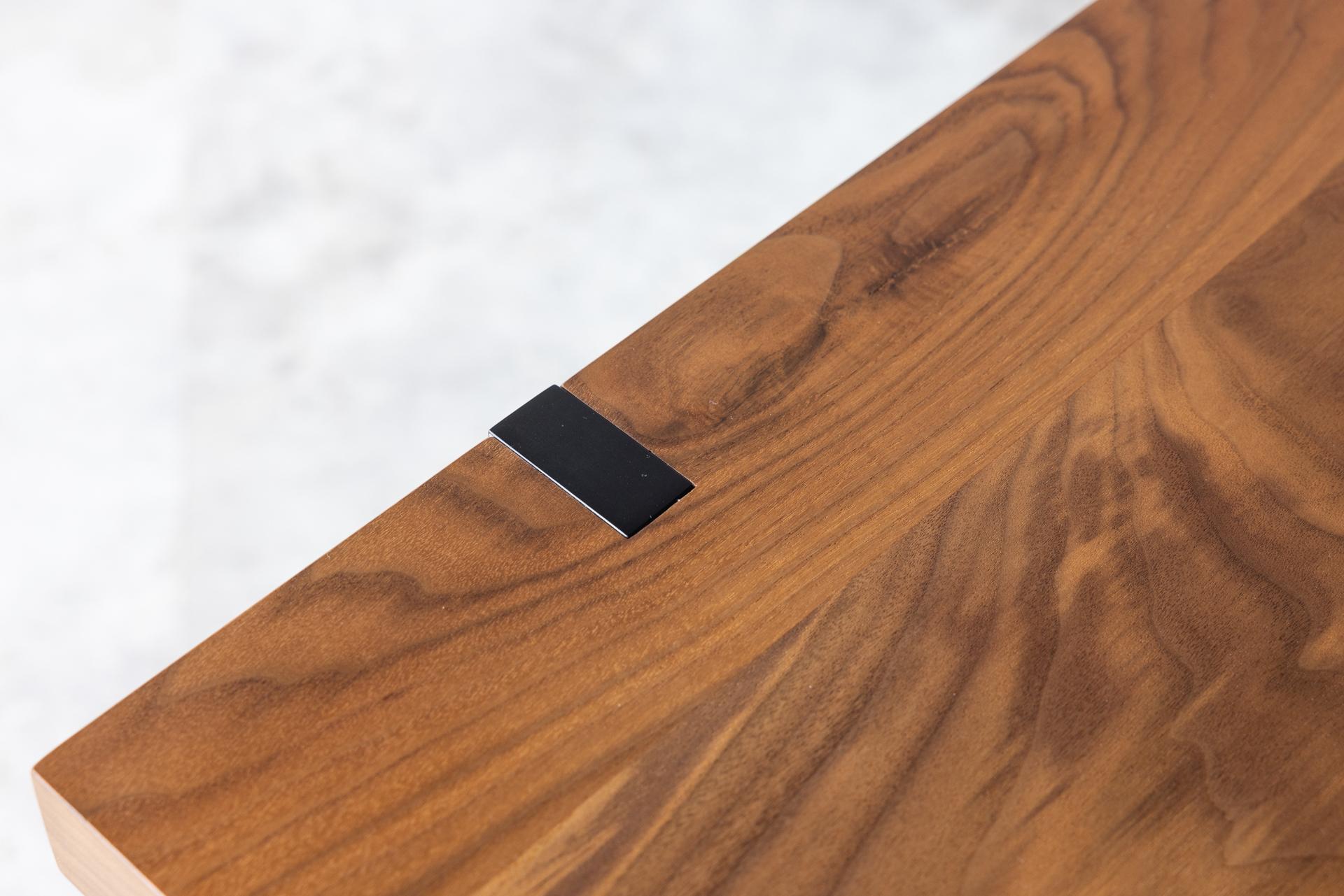 Console Tillikum en bois de noyer noir et pieds noirs mats par Autonomous Furniture en vente 1
