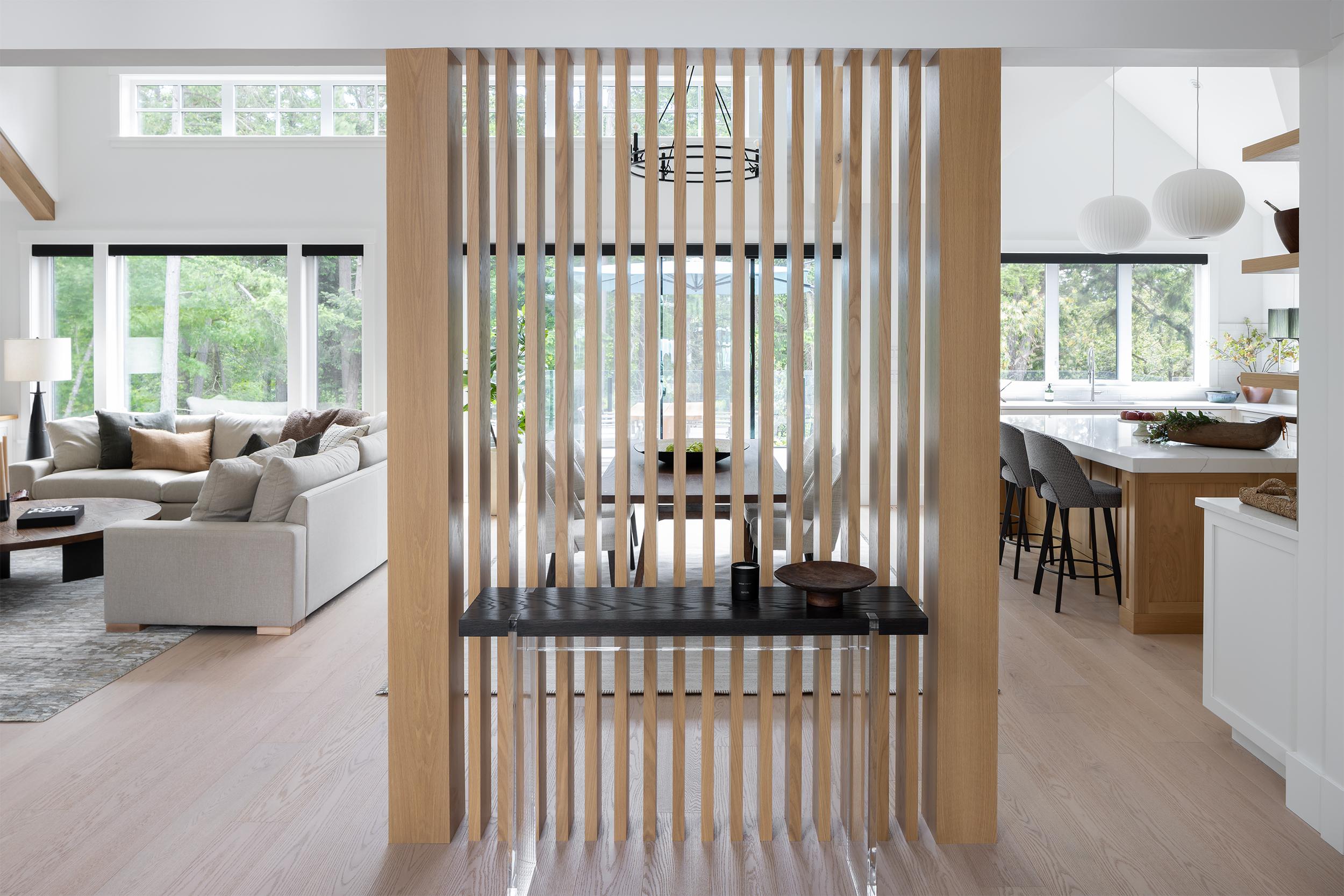 Fatto a mano Consolle Tillikum in acrilico trasparente e Oak Torched di Autonomous Furniture in vendita