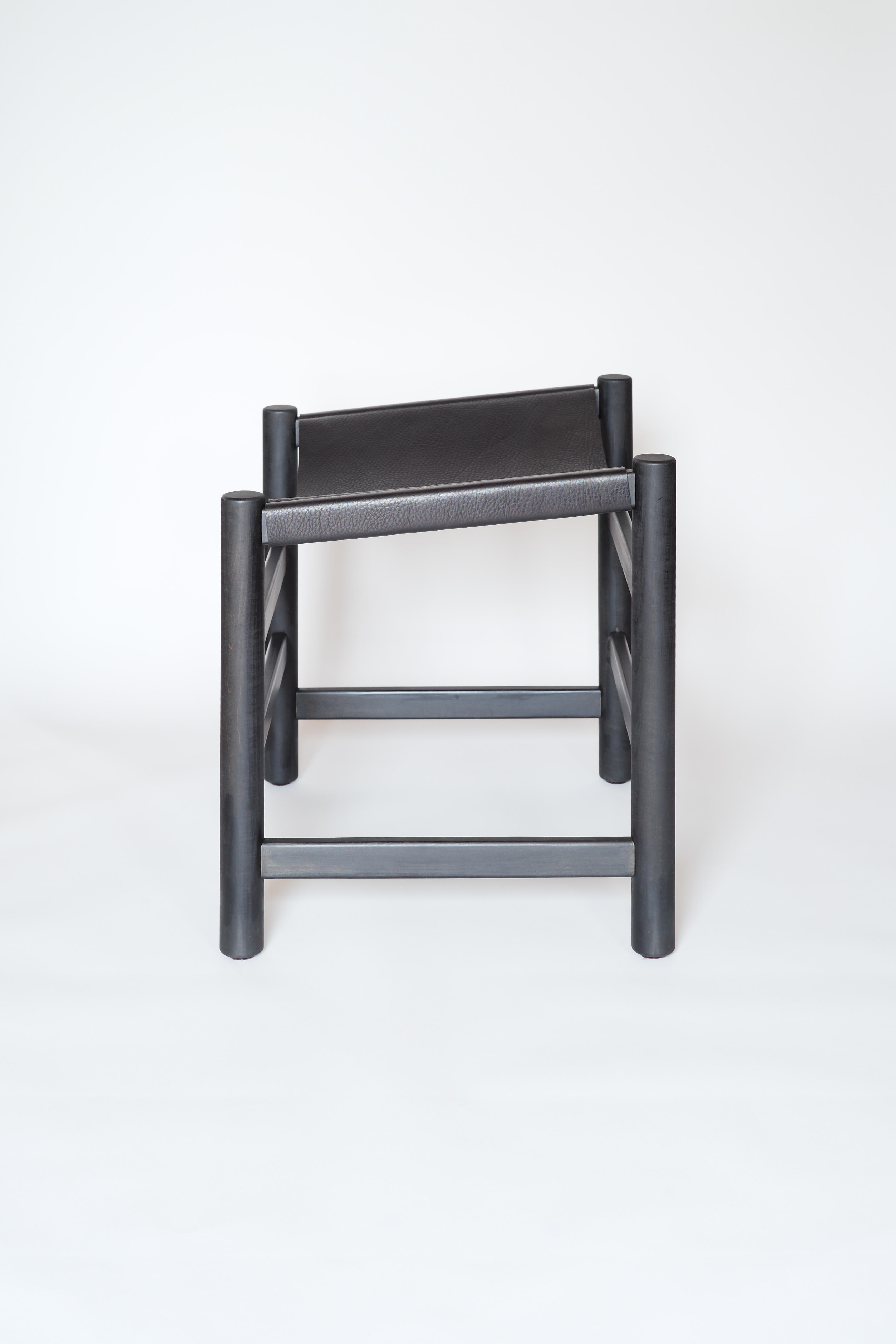 Par Beit Studio

Conçu par Mark Khoury

Prenez de l'avance sur votre confort en l'associant à la chaise longue Tilt. Un ottoman en bois d'érable magnifiquement travaillé, contrasté par une seule pièce de cuir en bandoulière. 

Fabriqué en érable,