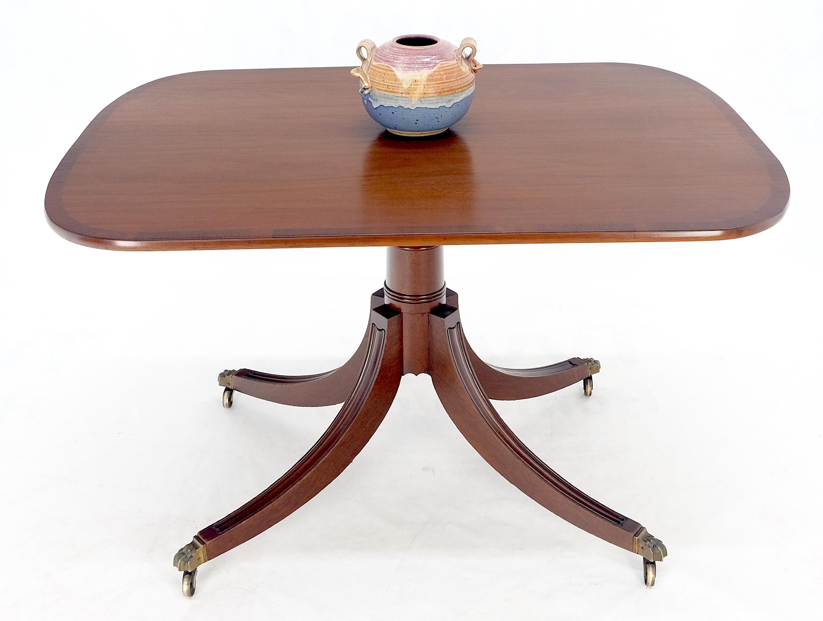 Table de salle à manger à plateau basculant en acajou bagué Base sculptée sur roulettes en laiton MINT en vente 3