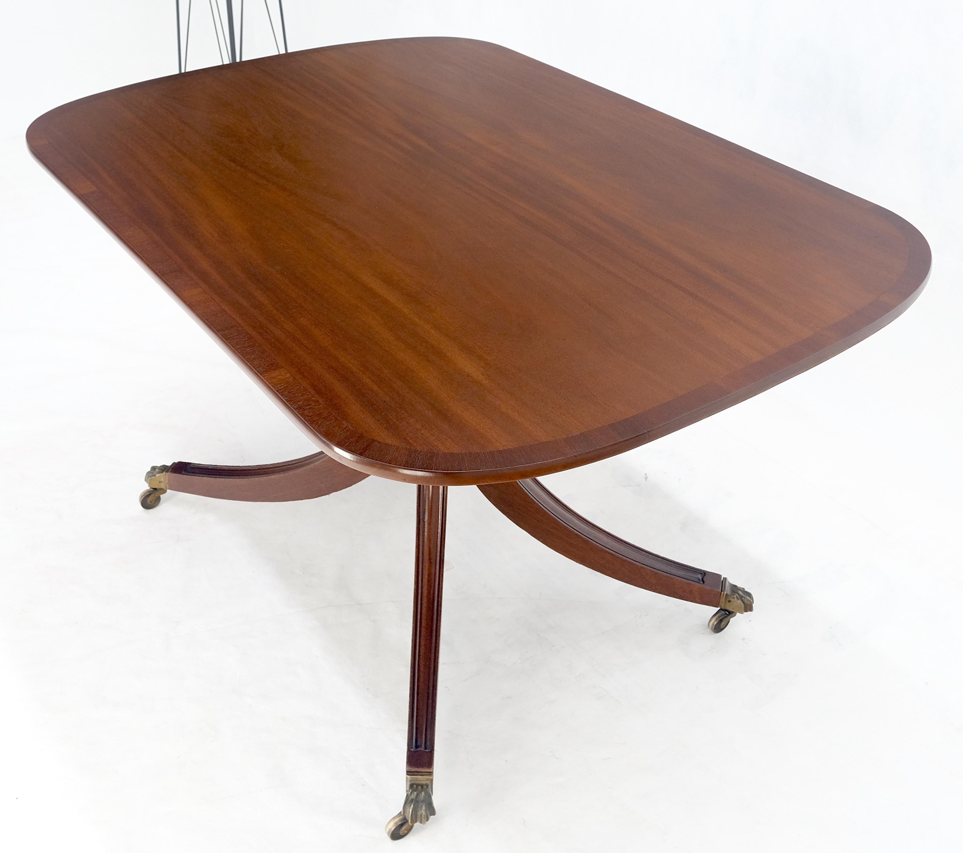 Table de salle à manger à plateau basculant en acajou bagué Base sculptée sur roulettes en laiton MINT en vente 5