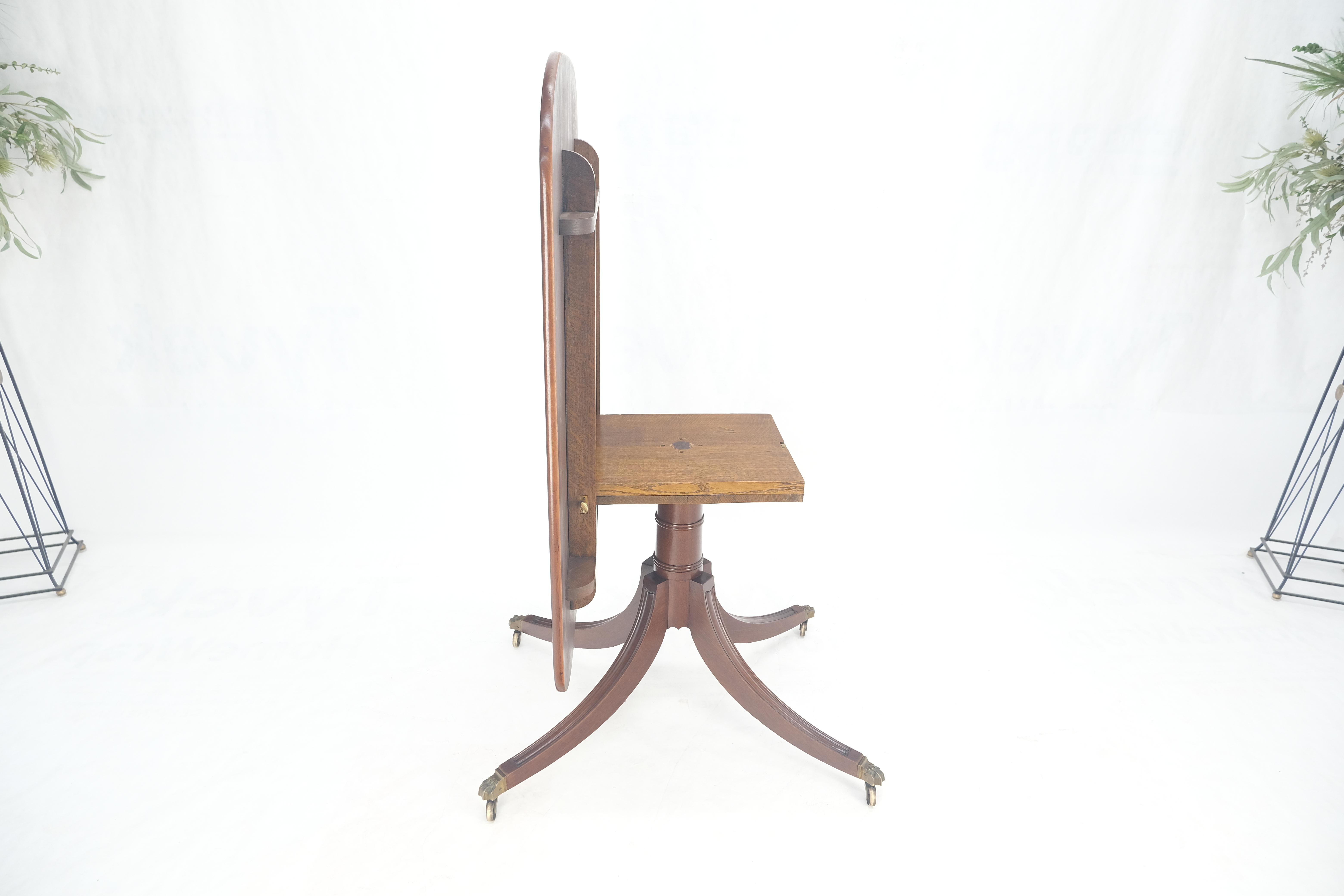 Table de salle à manger à plateau basculant en acajou bagué Base sculptée sur roulettes en laiton MINT en vente 6
