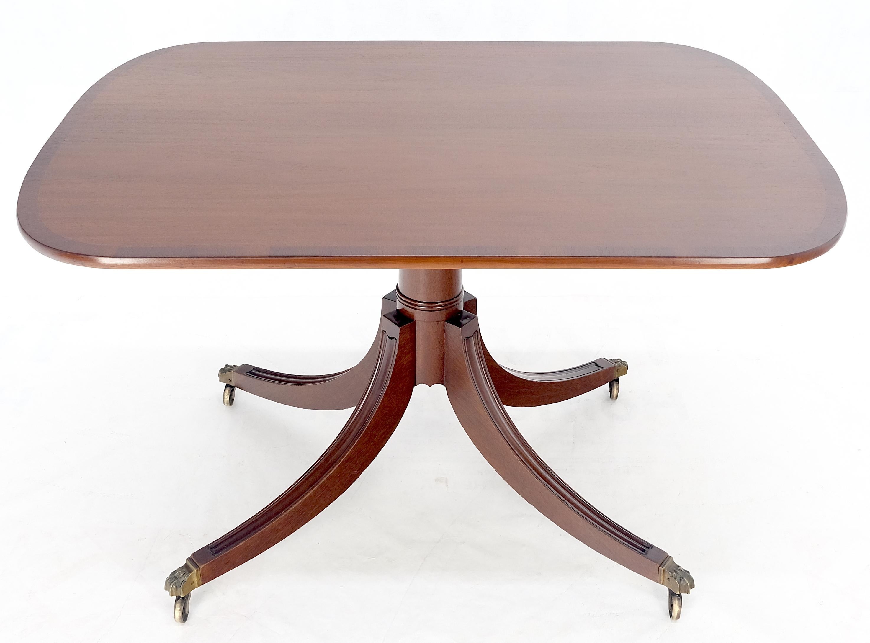 Laqué Table de salle à manger à plateau basculant en acajou bagué Base sculptée sur roulettes en laiton MINT en vente
