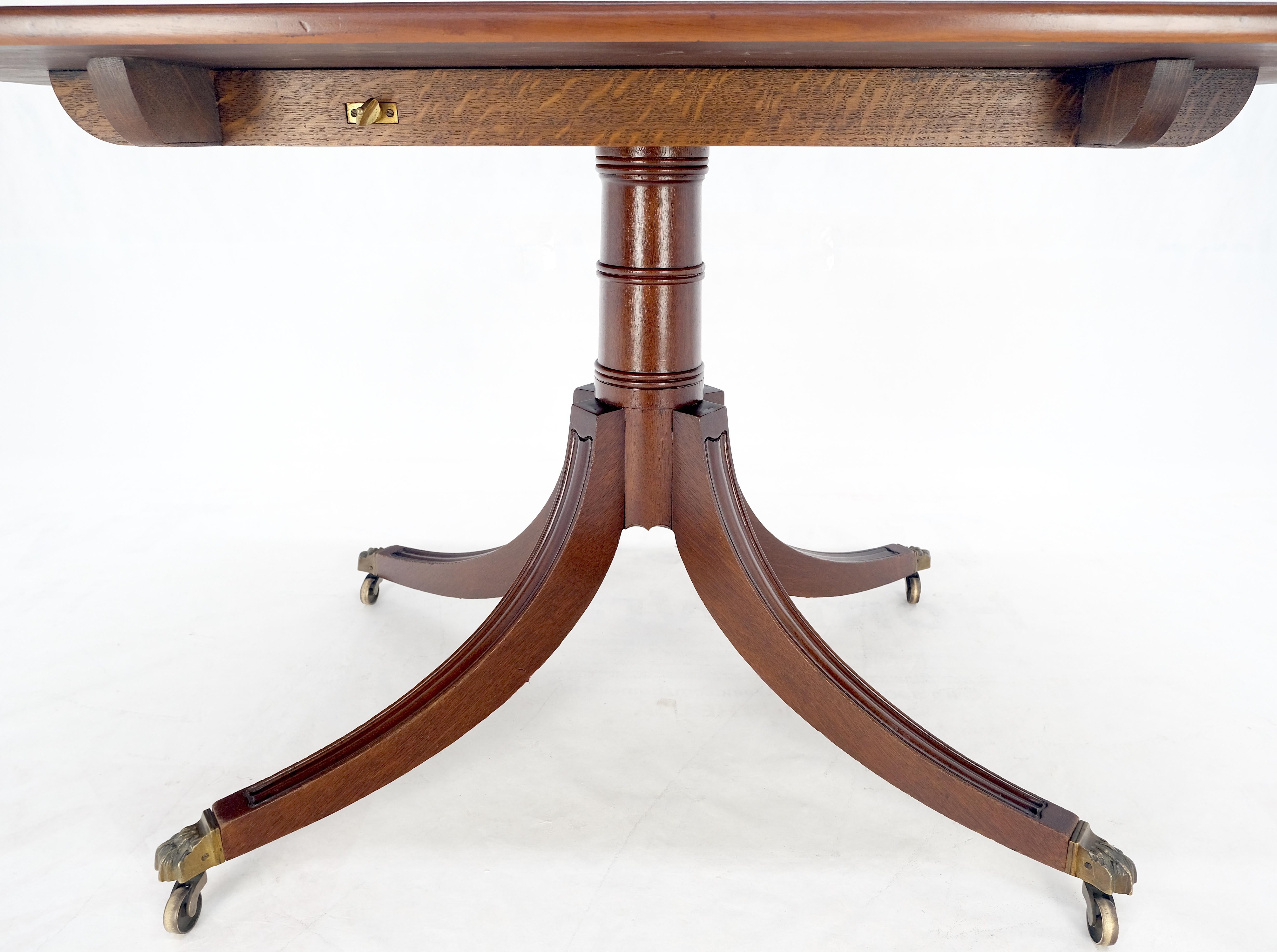 20ième siècle Table de salle à manger à plateau basculant en acajou bagué Base sculptée sur roulettes en laiton MINT en vente