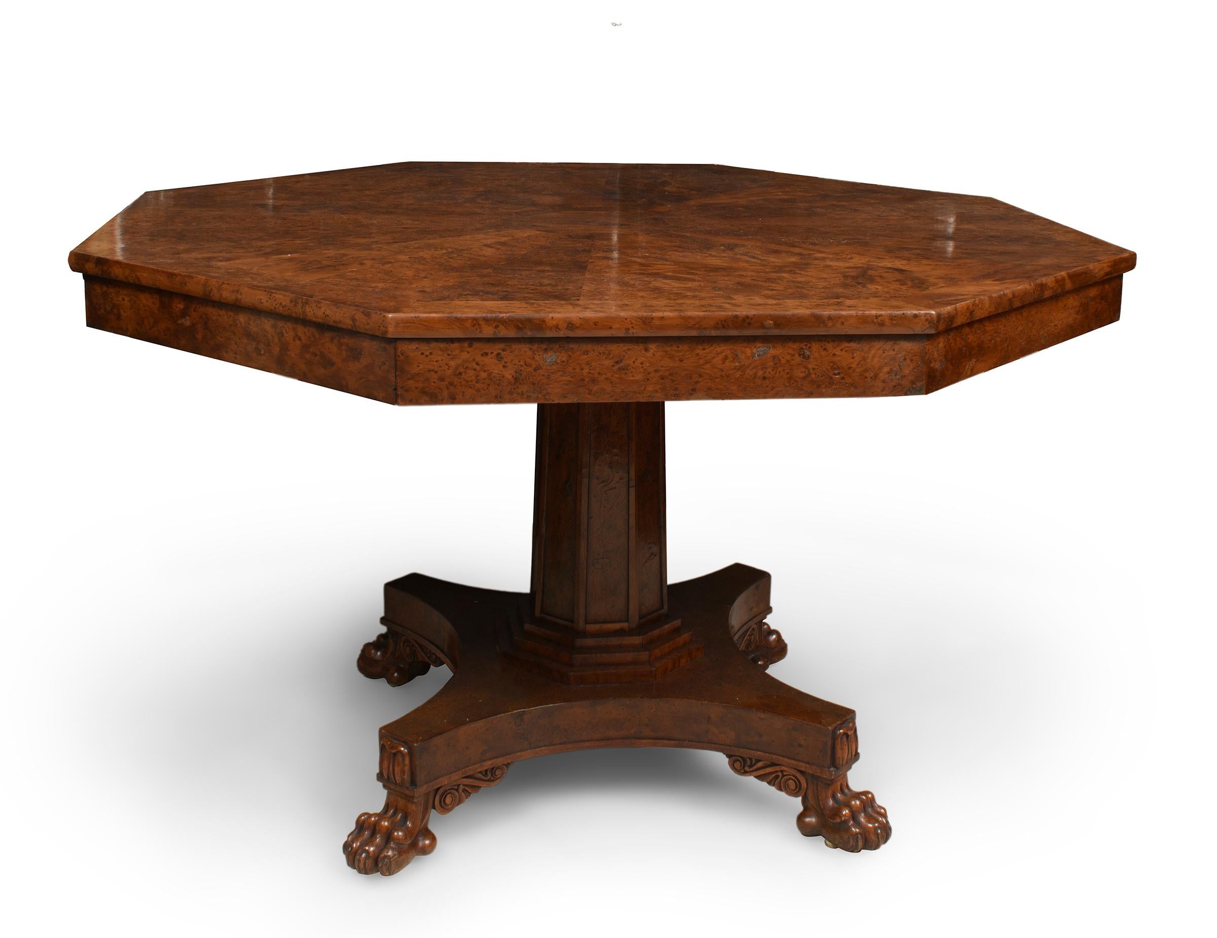 Tilt- top Breakfast table made in Oak, mahogany, root veneer and brass. Presents faults in the board. Aesthetically the work follows the models of period furniture and William IV style, spanning from 1830 to 1837. William IV furniture exhibited